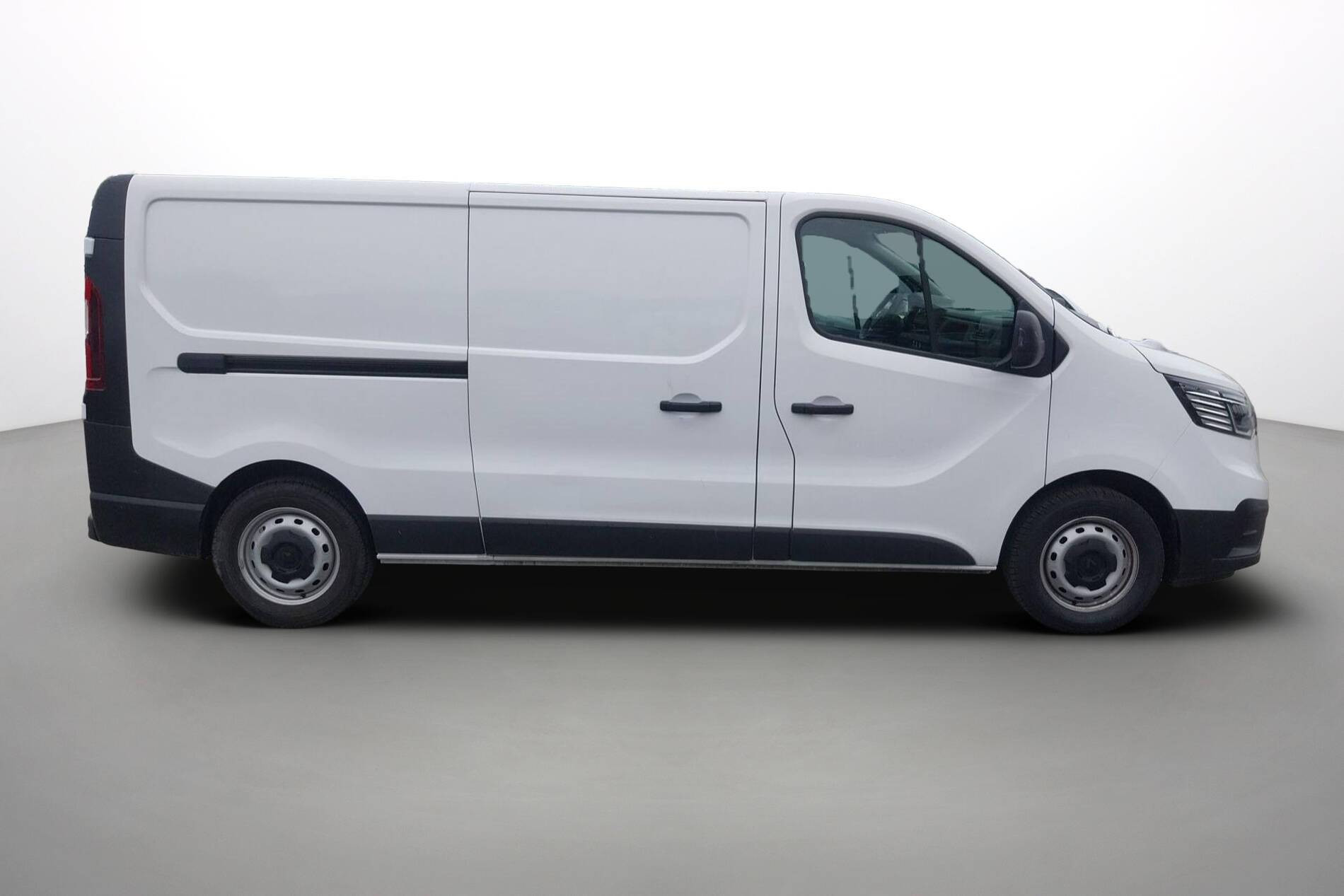 Vente en ligne Renault Trafic 3 Fourgon TRAFIC FGN L2H1 3000 KG BLUE DCI 130 au prix de 23 690 €