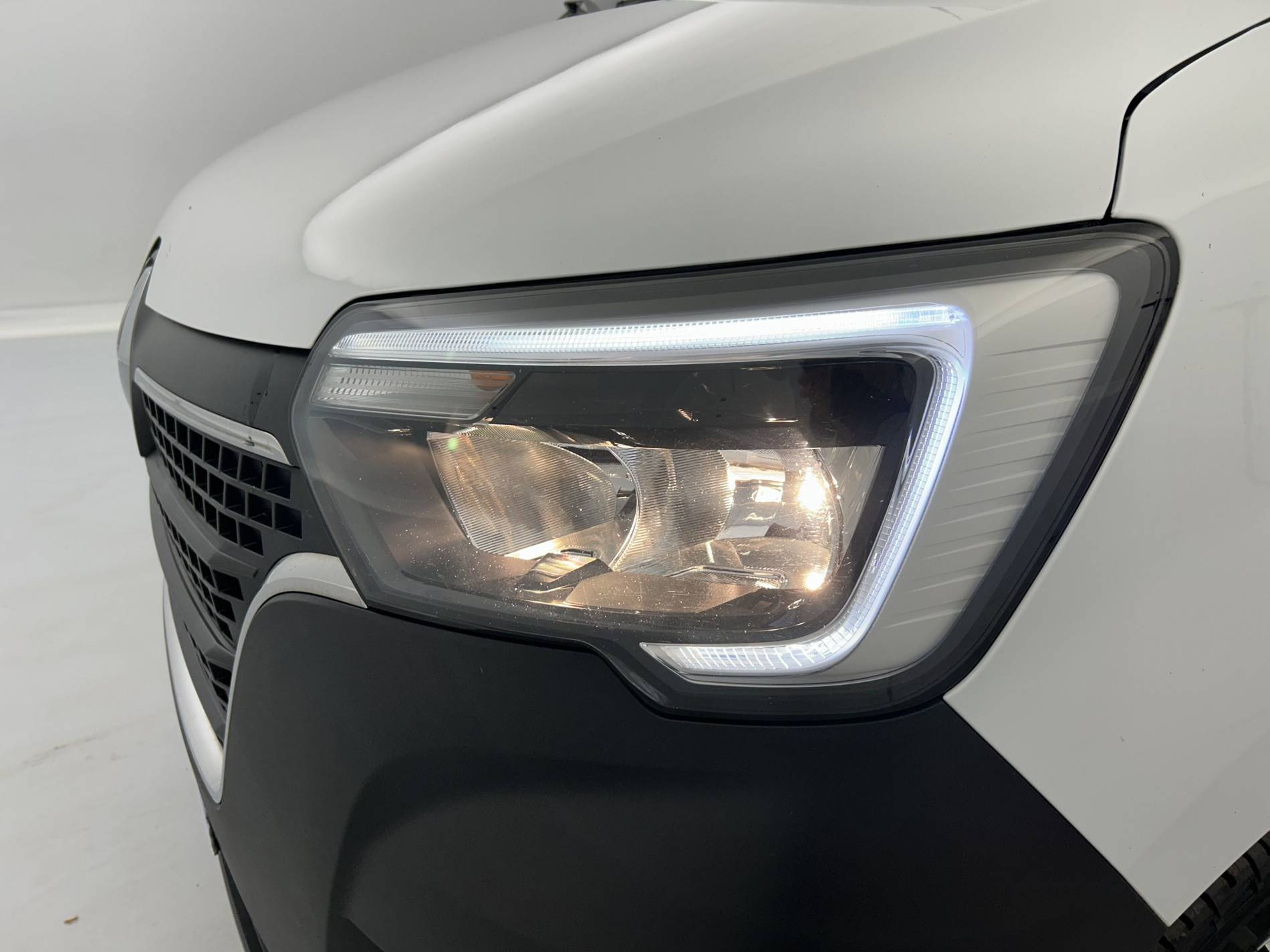 Vente en ligne Renault Master Fourgon MASTER FGN TRAC F3500 L2H2 BLUE DCI 135 au prix de 23 990 €