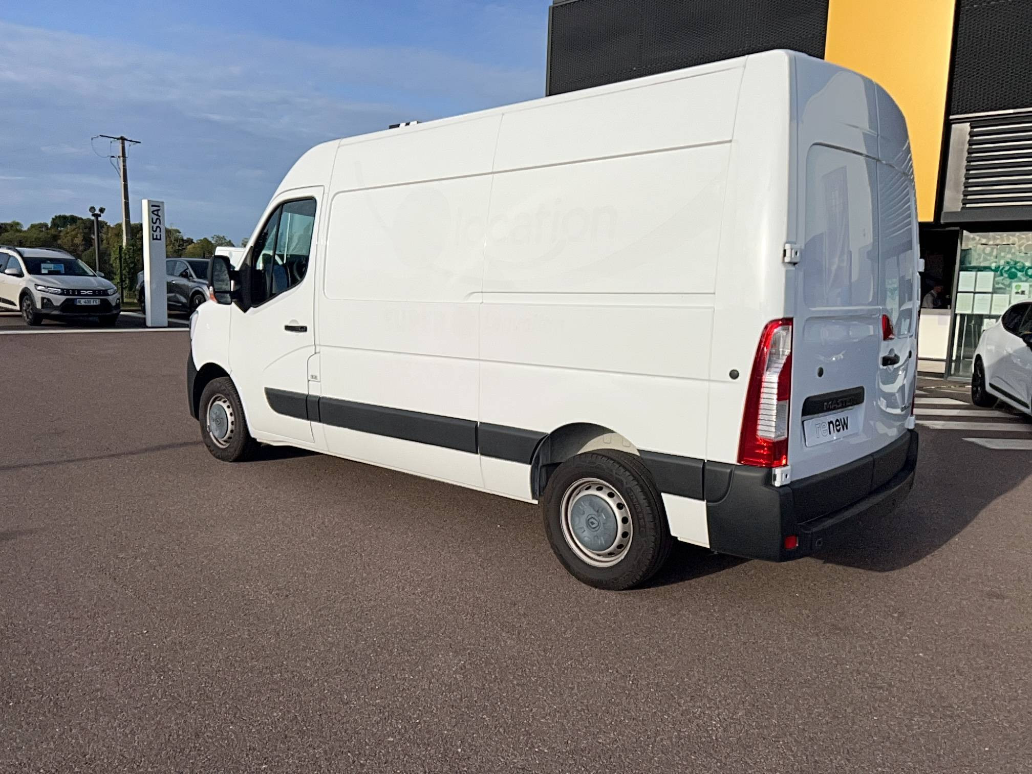 Vente en ligne Renault Master Fourgon MASTER FGN TRAC F3500 L2H2 BLUE DCI 135 au prix de 22 490 €