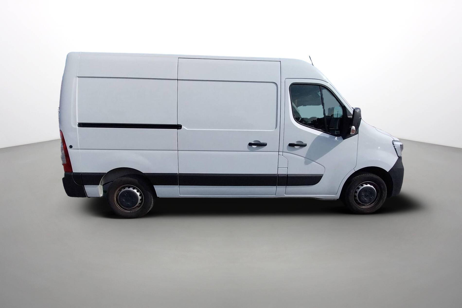 Vente en ligne Renault Master Fourgon MASTER FGN TRAC F3500 L2H2 BLUE DCI 135 au prix de 26 490 €
