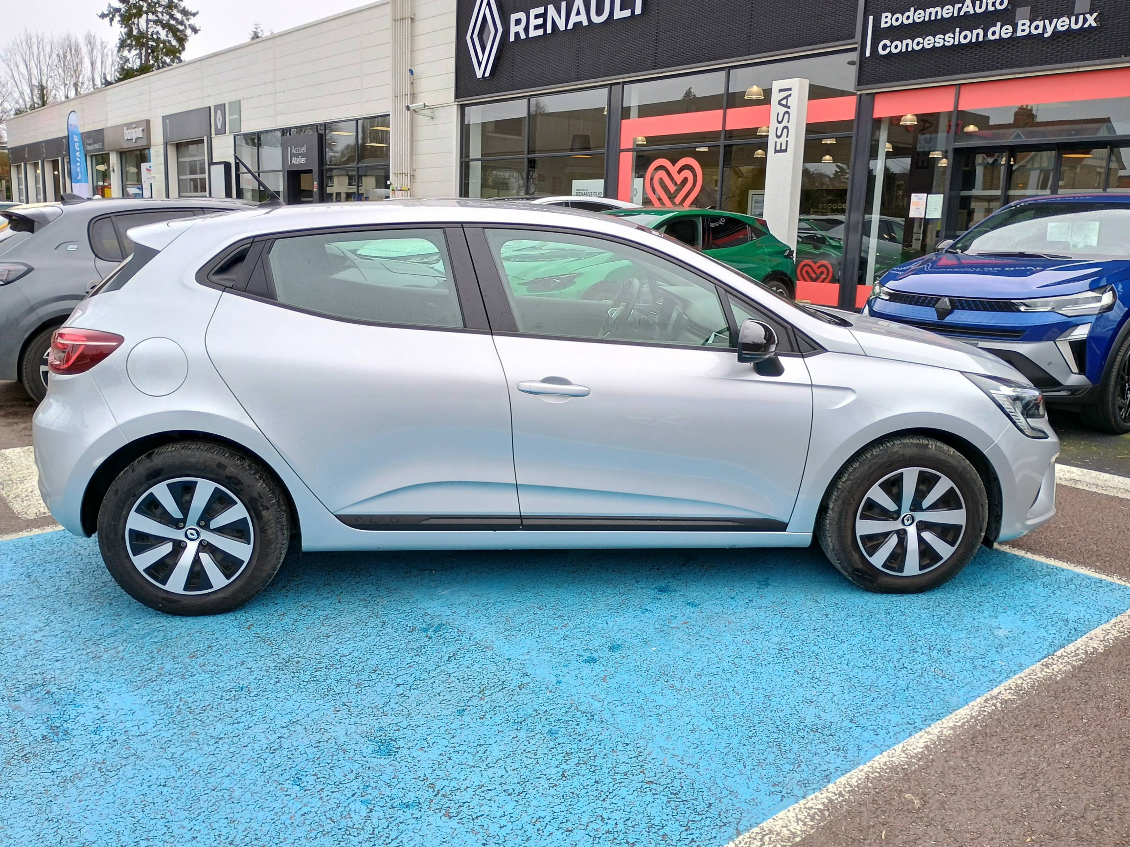 Vente en ligne Renault Clio 5 Clio TCe 90 au prix de 14 290 €