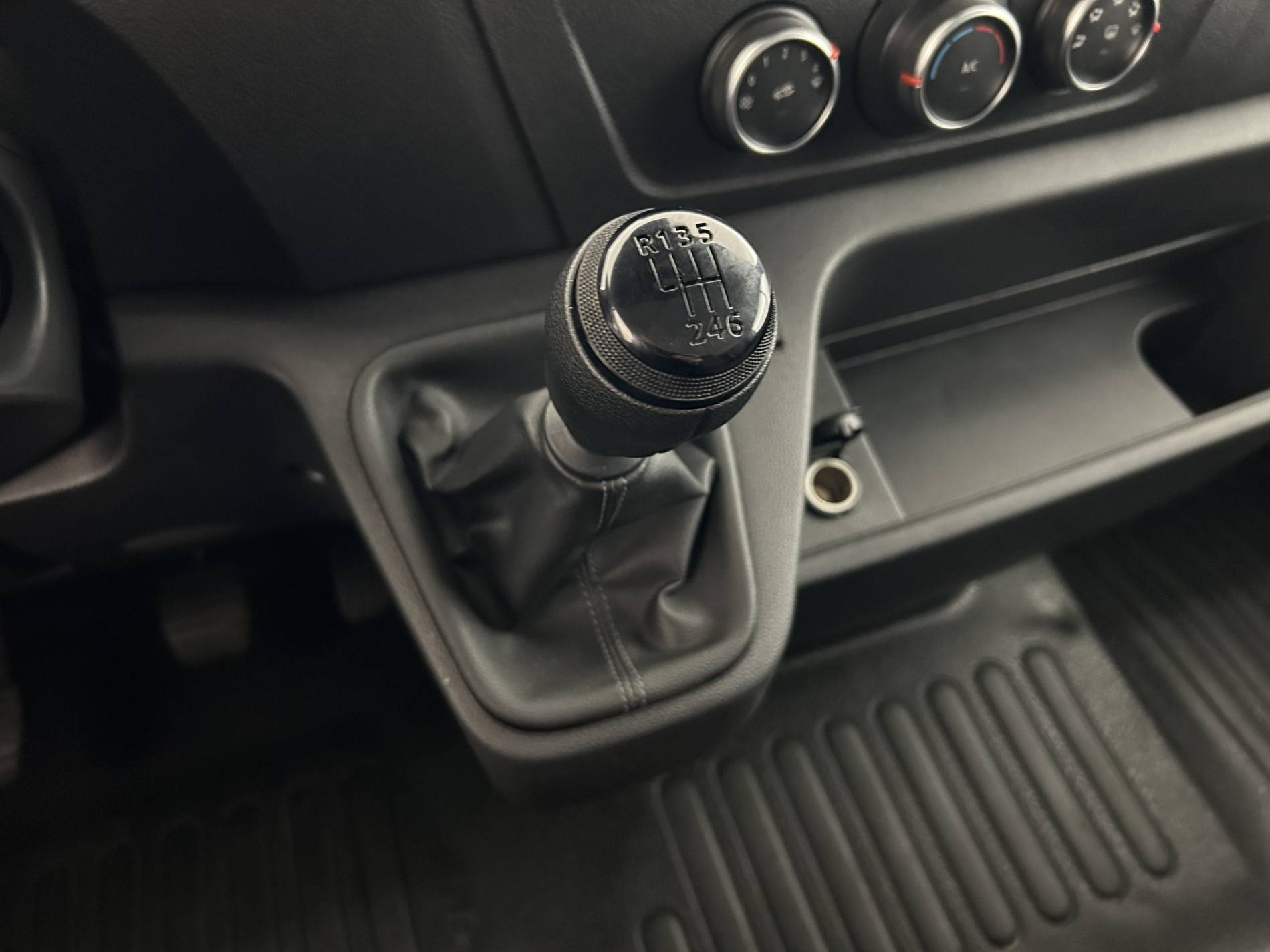 Vente en ligne Renault Master Fourgon MASTER FGN TRAC F3500 L2H2 BLUE DCI 135 au prix de 22 590 €