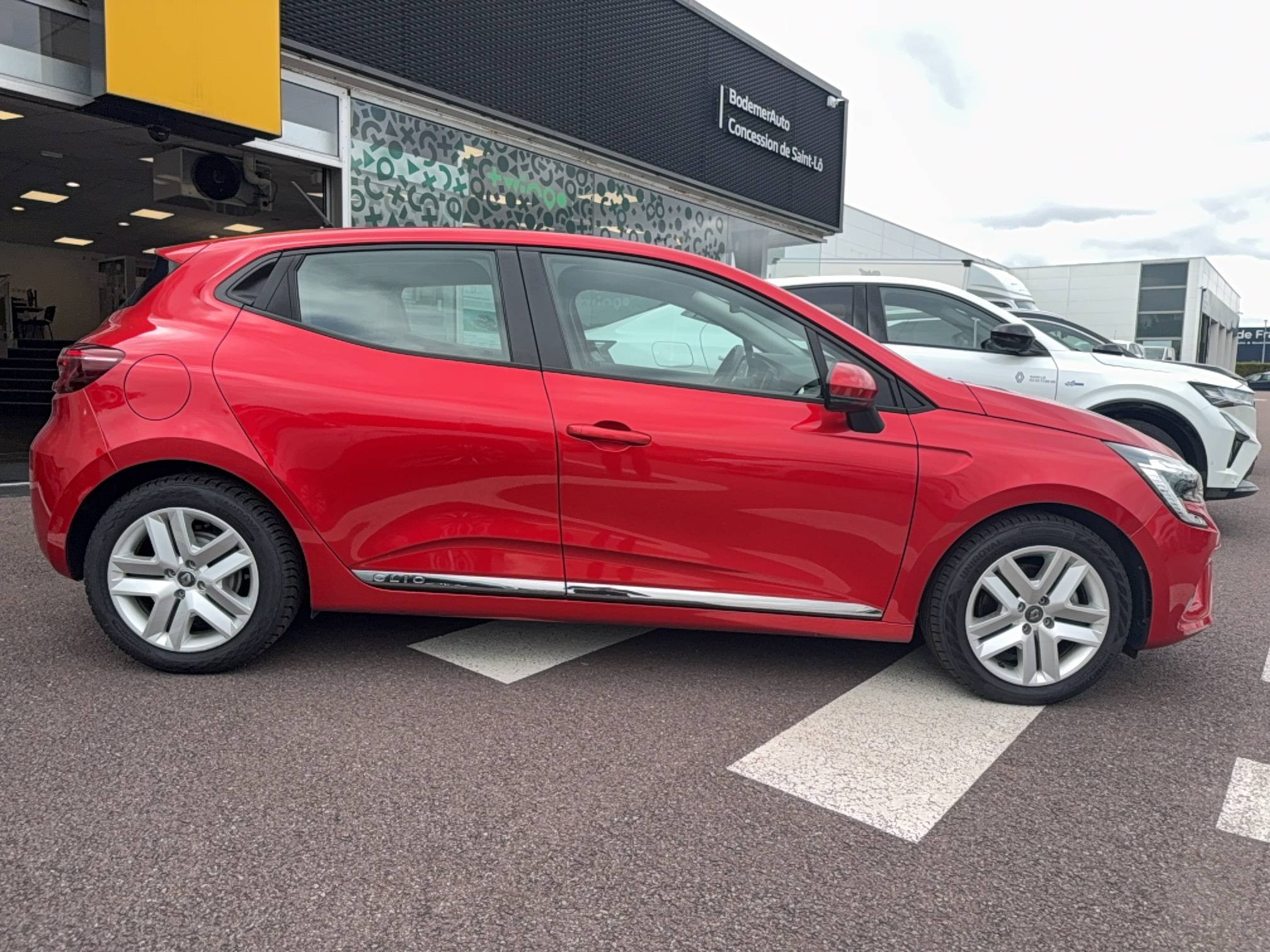 Vente en ligne Renault Clio 5 Clio E-Tech 140 - 21N au prix de 15 375 €