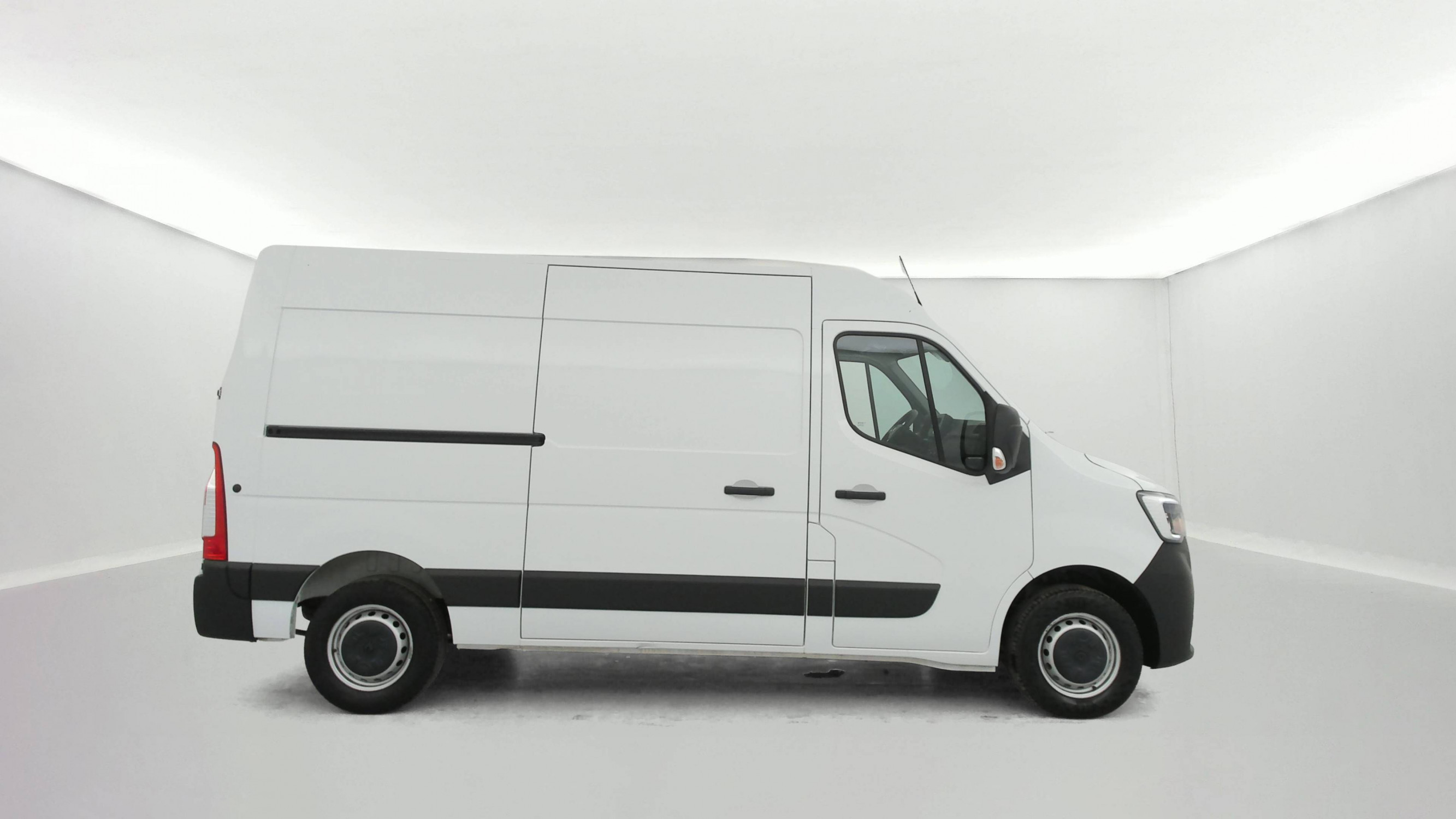 Vente en ligne Renault Master Fourgon MASTER FGN TRAC F3500 L2H2 BLUE DCI 135 au prix de 24 490 €