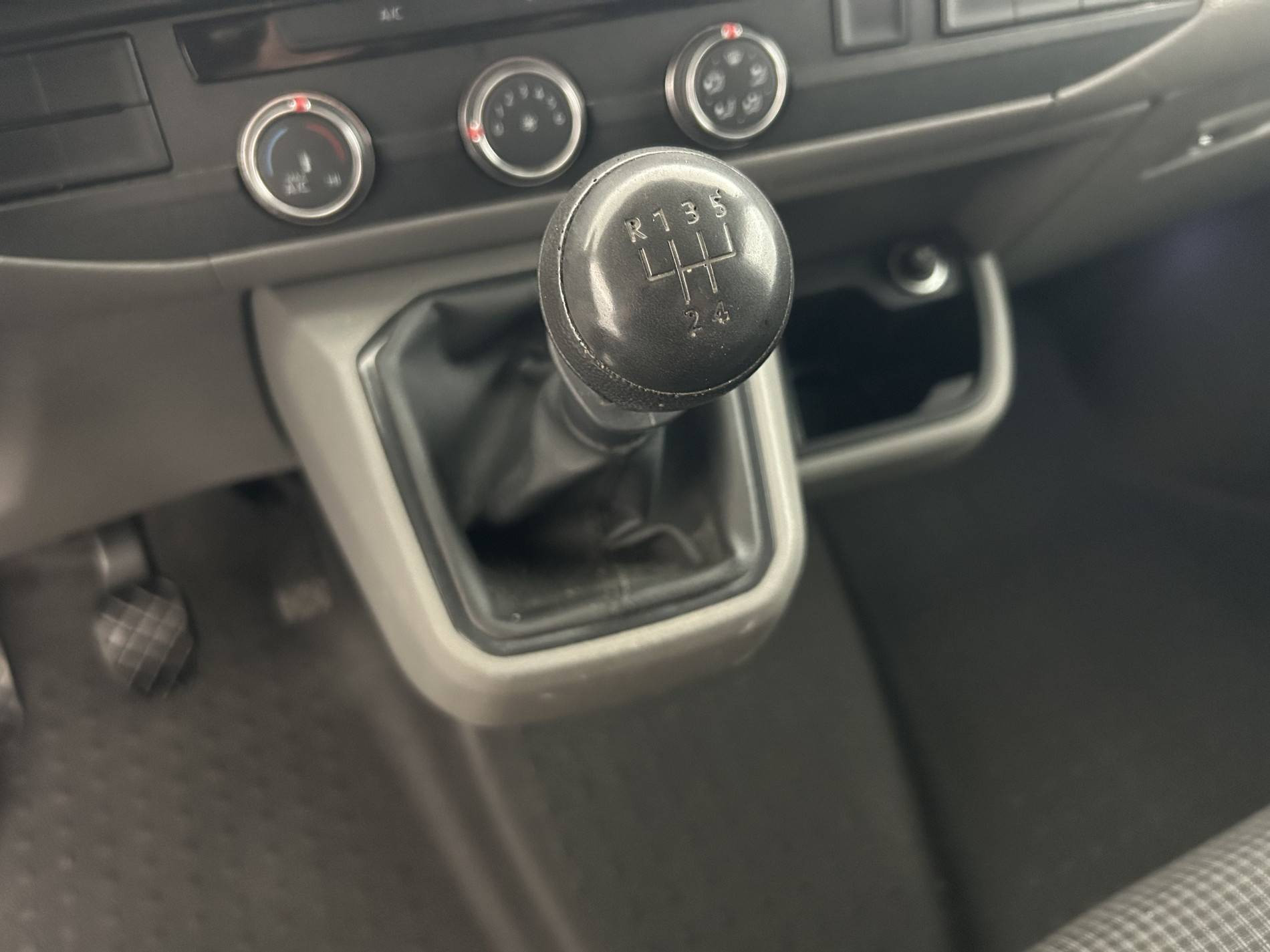 Vente en ligne Volkswagen Transporter  L1H1 2.0 TDI 110 BVM5 au prix de 22 690 €