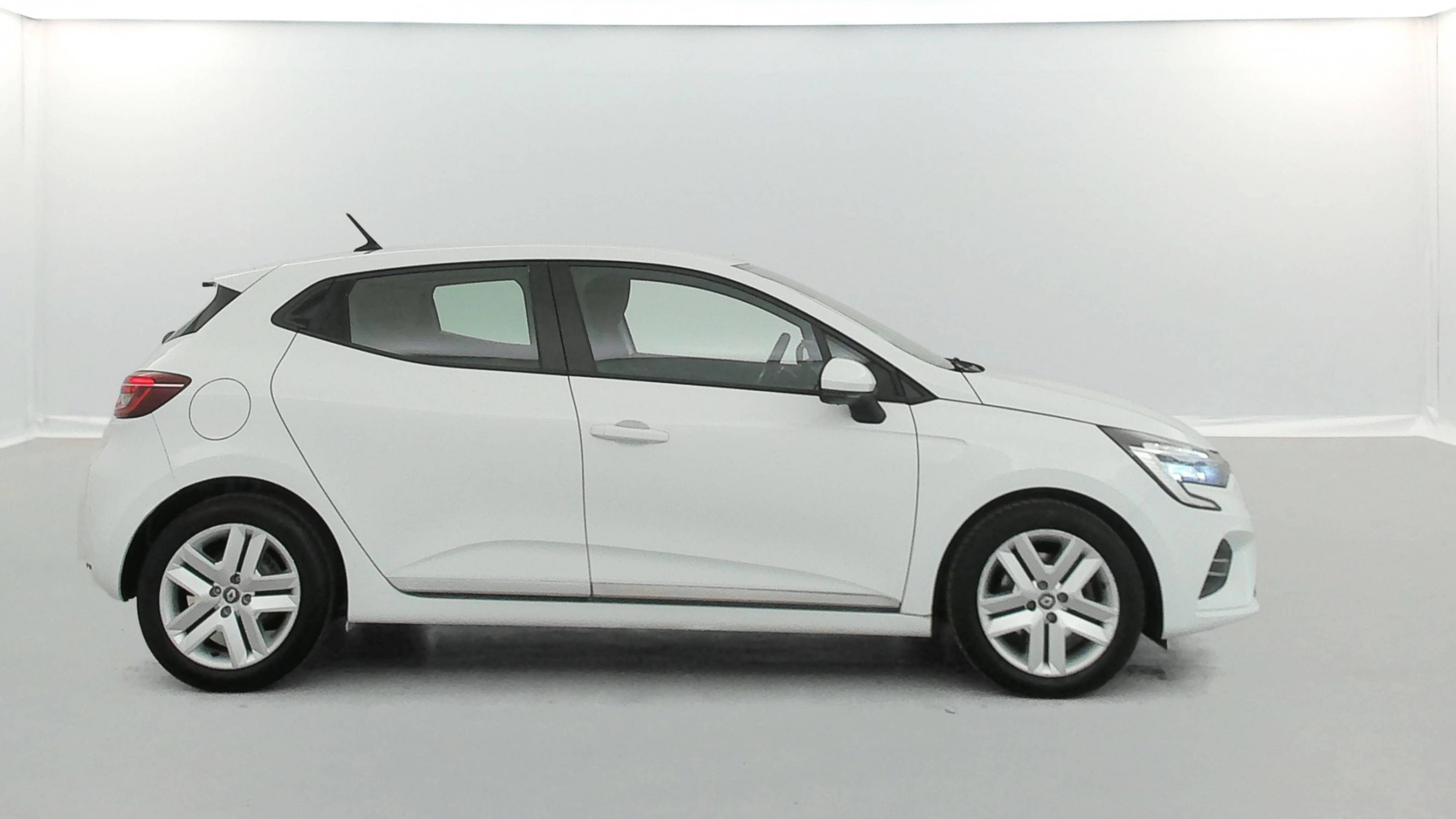 Vente en ligne Renault Clio 5 CLIO BLUE DCI 100 - 21N au prix de 9 990 €