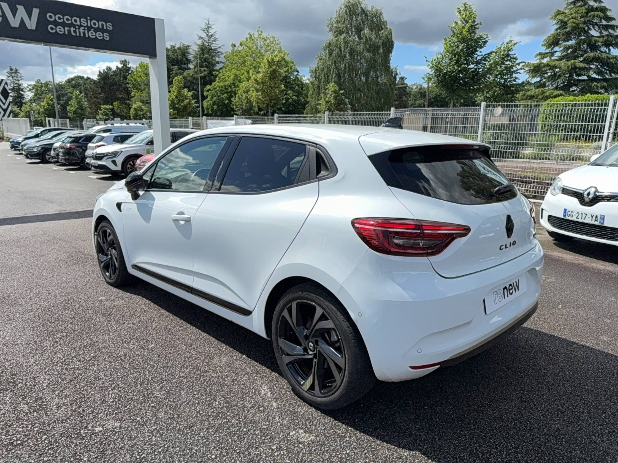 Vente en ligne Renault Clio 5 Clio E-Tech full hybrid 145 au prix de 18 990 €