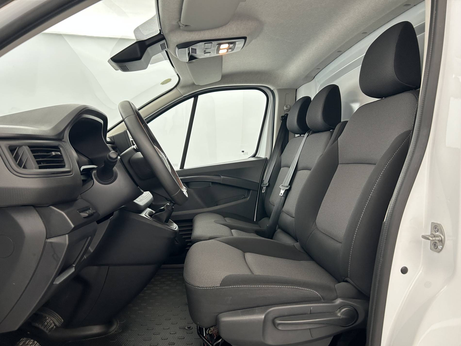 Vente en ligne Renault Trafic 3 Fourgon TRAFIC FG BLUE DCI 130 L1H1 3T GSR2 au prix de 23 990 €