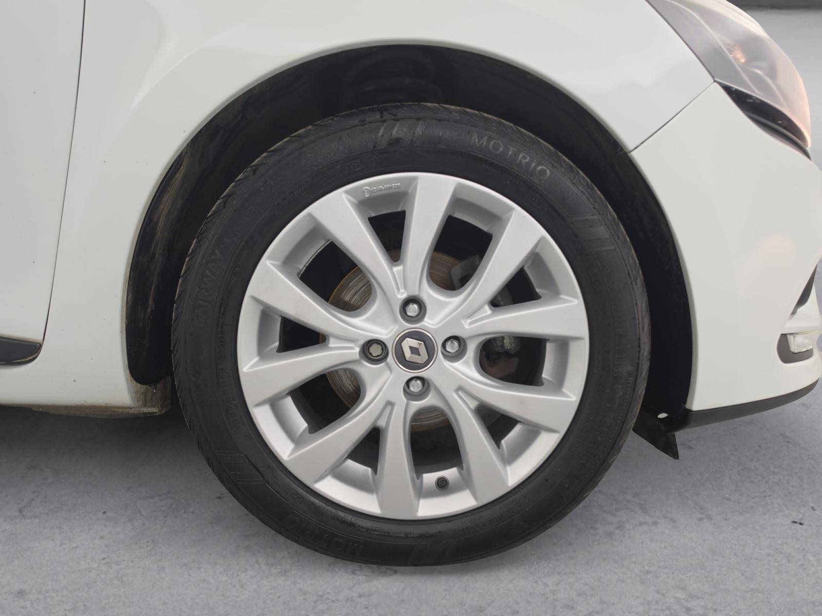 Vente en ligne Renault Clio 4 Clio dCi 90 E6C EDC au prix de 11 590 €