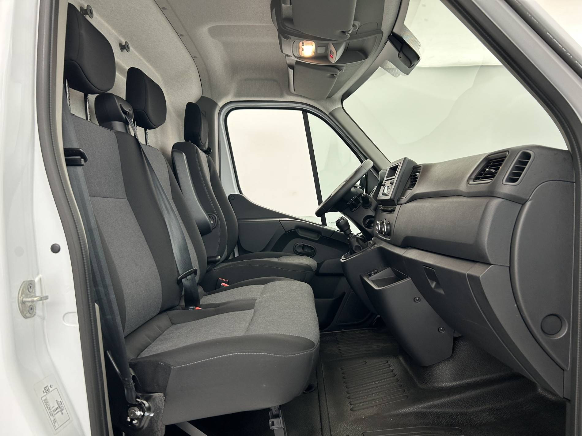 Vente en ligne Renault Master Fourgon MASTER FGN TRAC F3500 L2H2 BLUE DCI 135 au prix de 23 590 €
