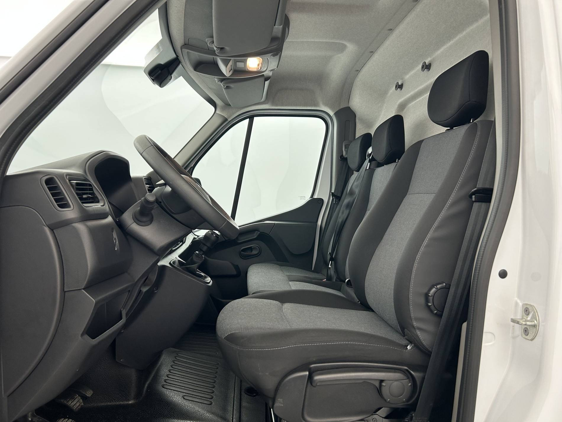 Vente en ligne Renault Master Fourgon MASTER FGN TRAC F3500 L3H3 BLUE DCI 135 au prix de 26 490 €