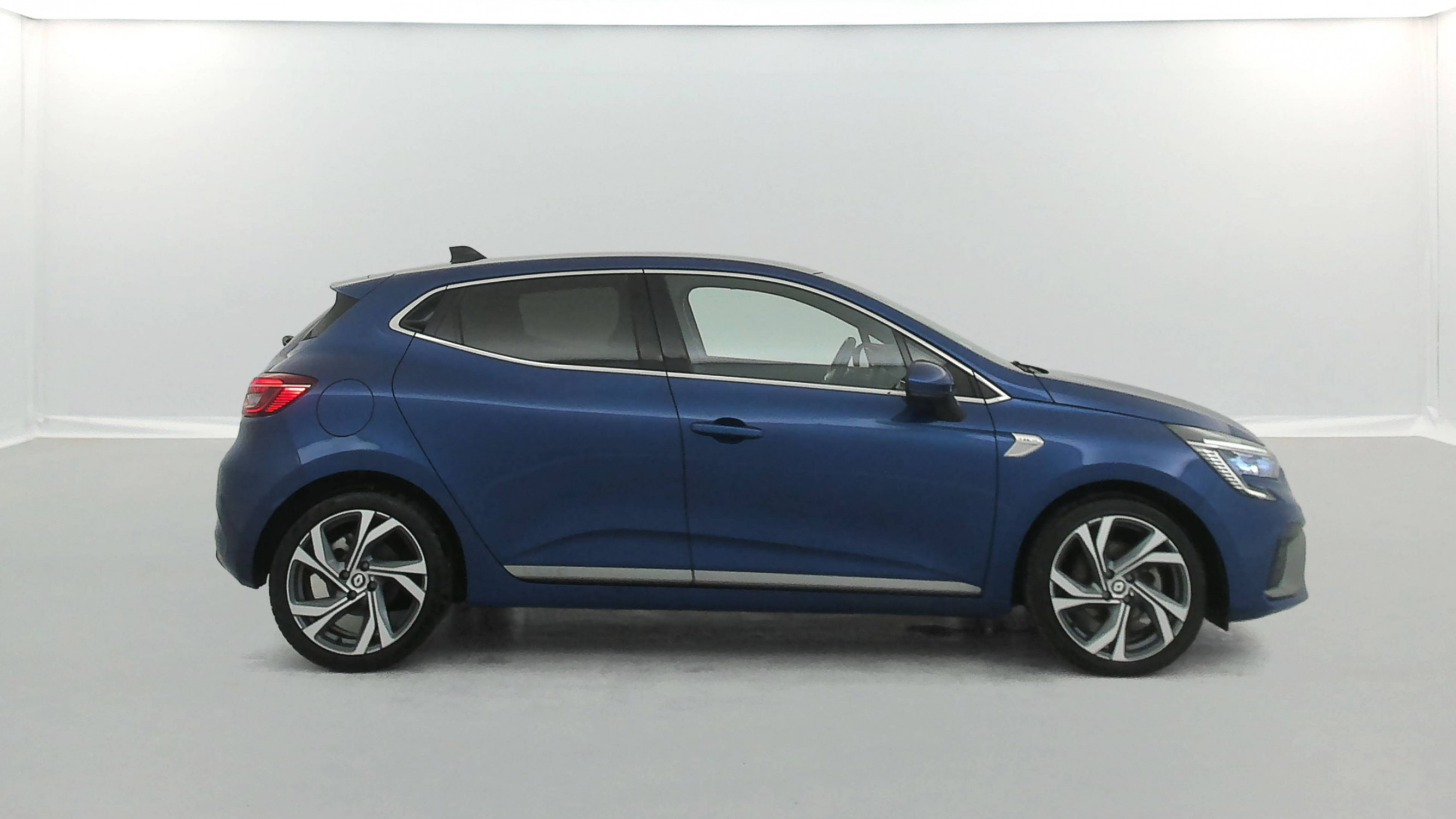Vente en ligne Renault Clio 5 Clio E-Tech 140 - 21N au prix de 17 790 €