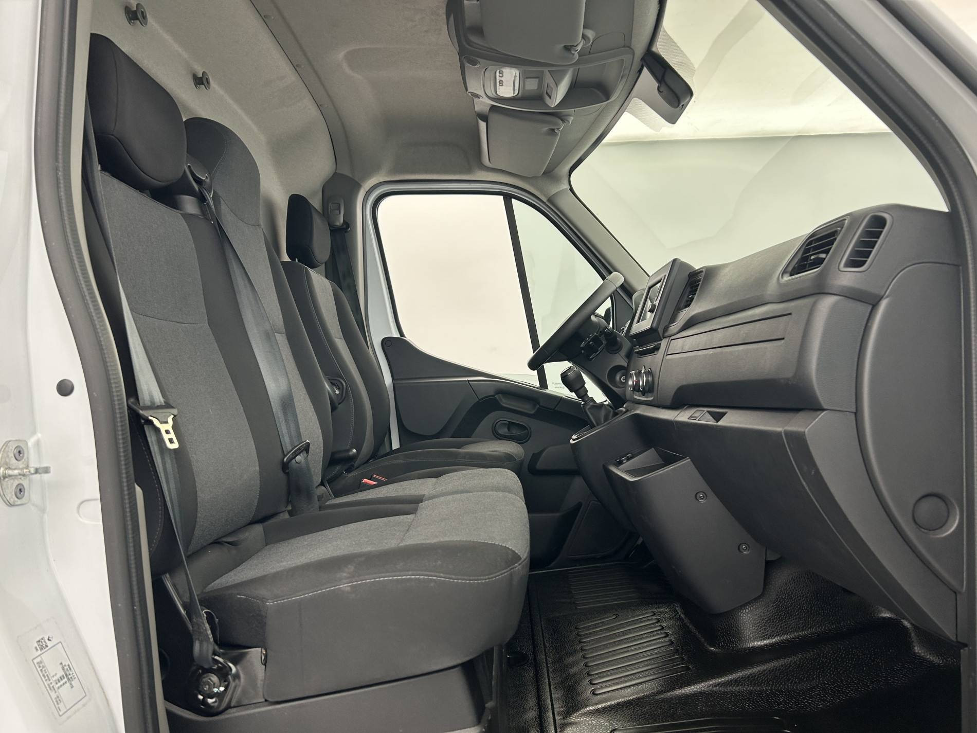 Vente en ligne Renault Master Fourgon MASTER FGN TRAC F3300 L2H2 BLUE DCI 180 au prix de 21 890 €