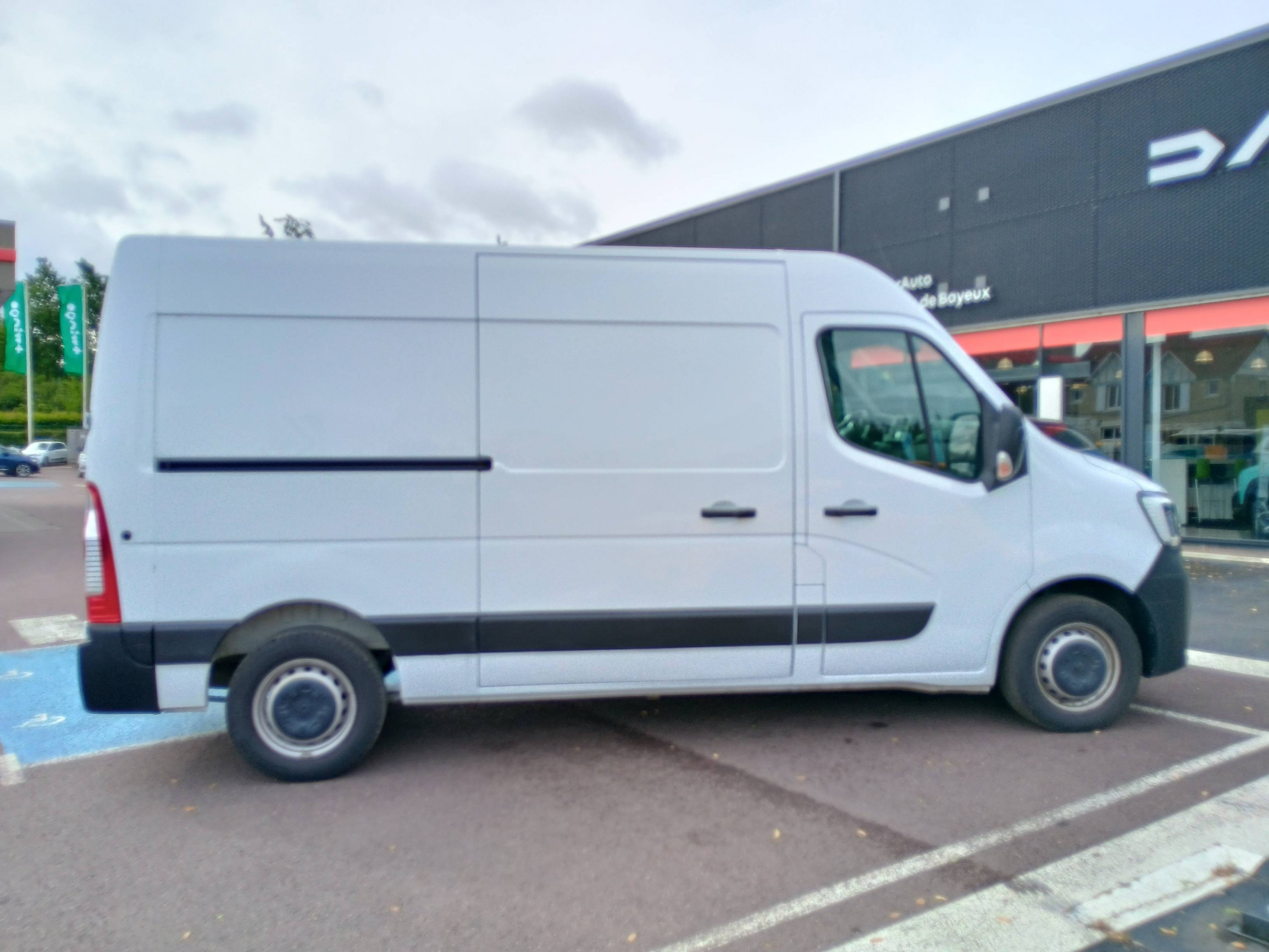 Vente en ligne Renault Master Fourgon MASTER FGN TRAC F3500 L2H2 BLUE DCI 135 au prix de 25 990 €