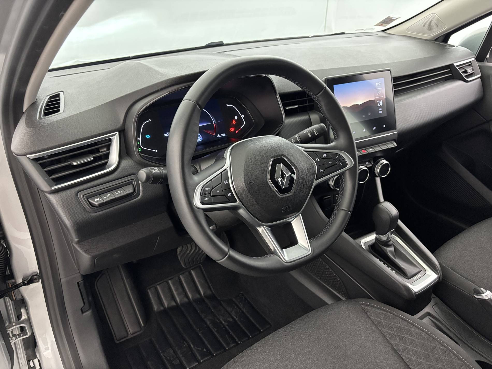 Vente en ligne Renault Clio 5 Clio E-Tech 140 - 21N au prix de 15 990 €