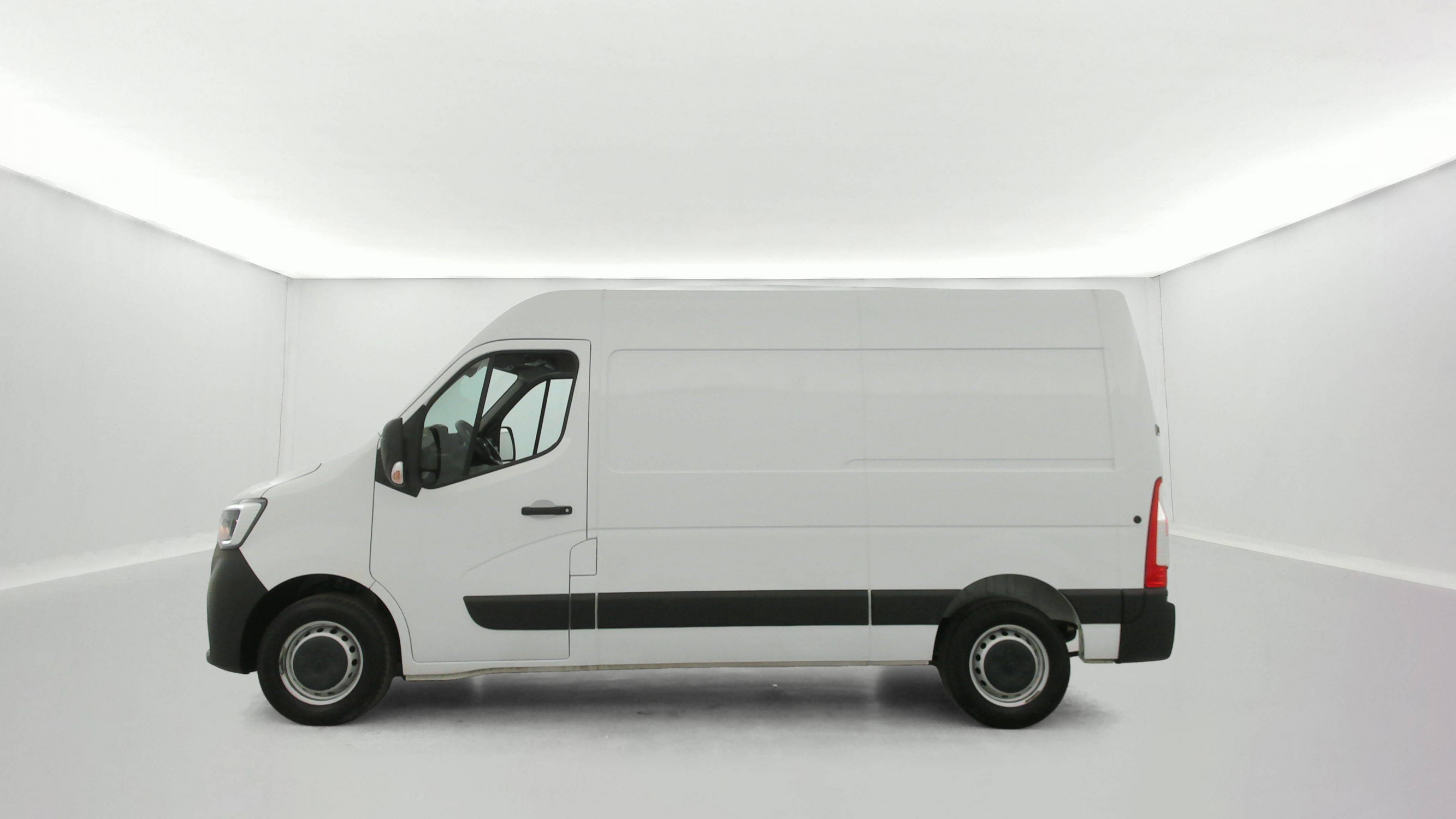 Vente en ligne Renault Master Fourgon MASTER FGN TRAC F3500 L2H2 BLUE DCI 135 au prix de 26 990 €