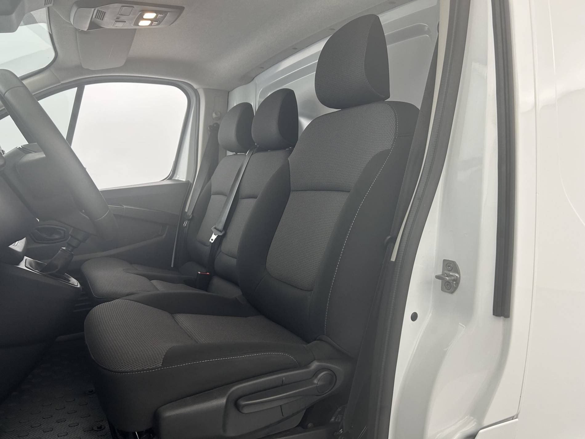 Vente en ligne Renault Trafic 3 Fourgon TRAFIC FG BLUE DCI 130 L1H1 3T GSR2 au prix de 23 990 €