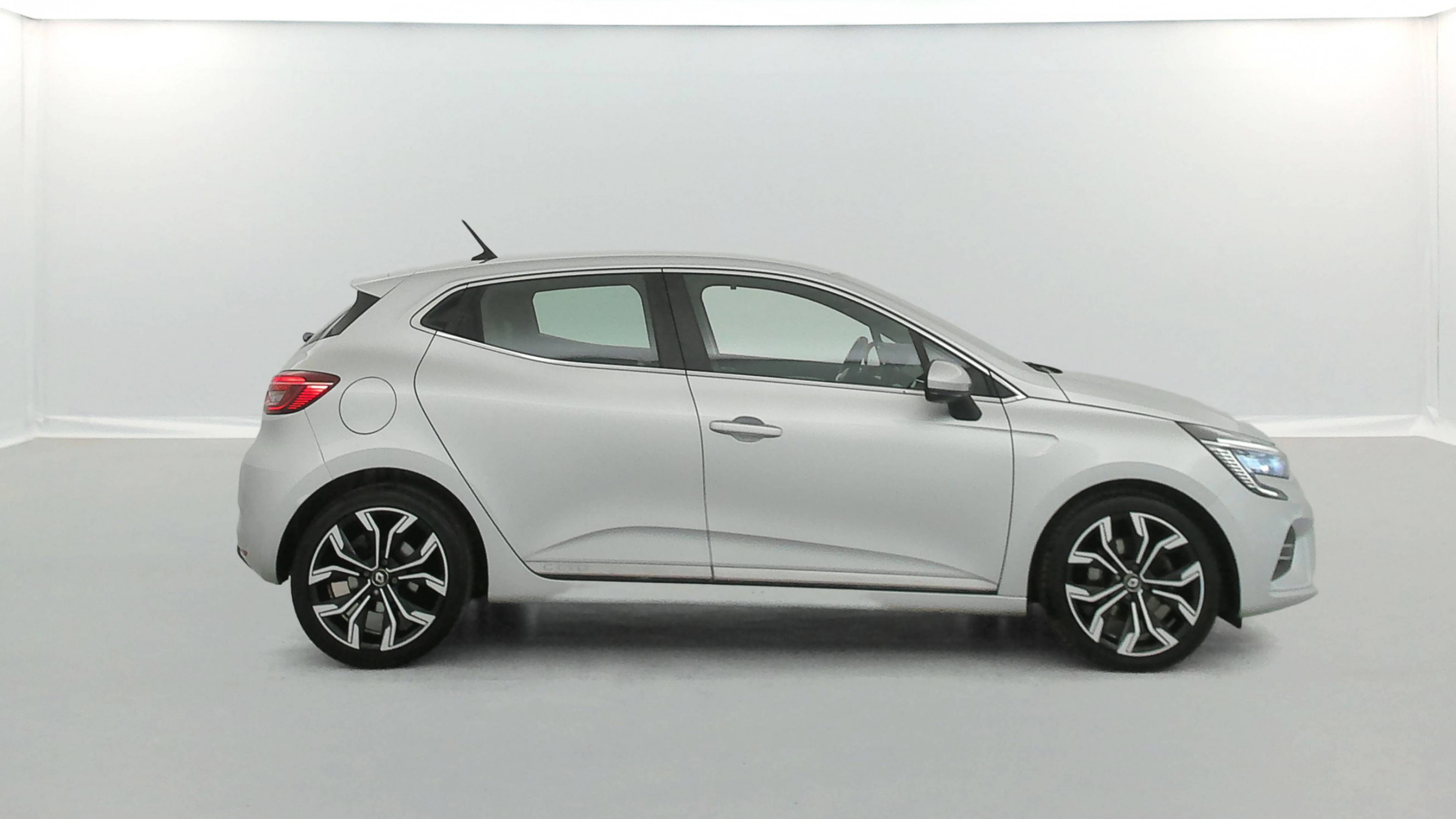 Vente en ligne Renault Clio 5 Clio TCe 140 - 21N au prix de 15 790 €