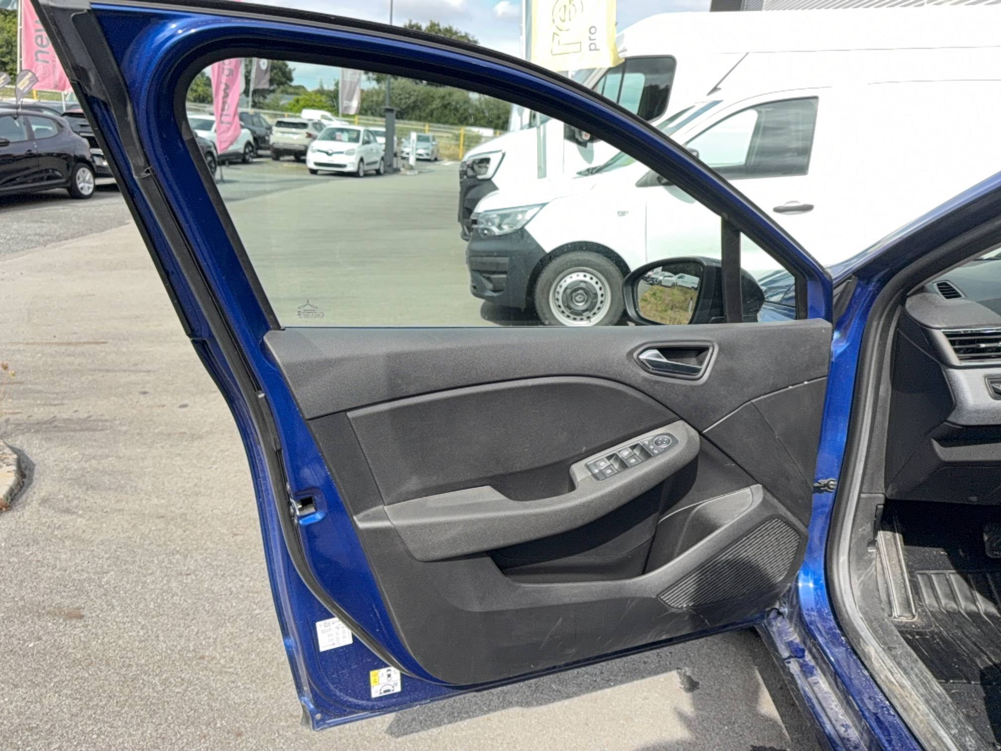 Vente en ligne Renault Clio 5 Clio E-Tech full hybrid 145 au prix de 17 990 €