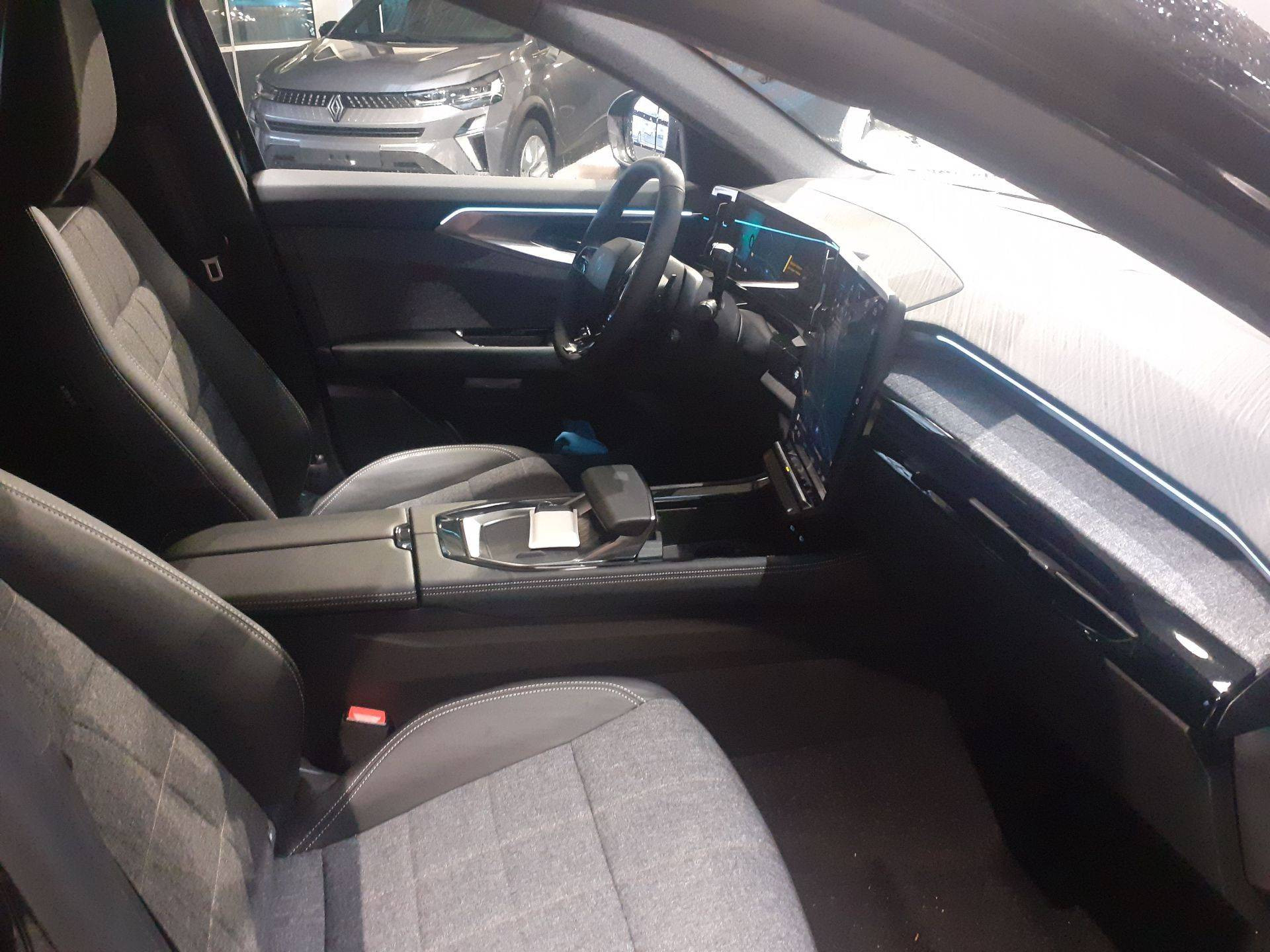 Vente en ligne Renault Espace Espace full hybrid E-Tech 200 ch 5pl au prix de 40 990 €