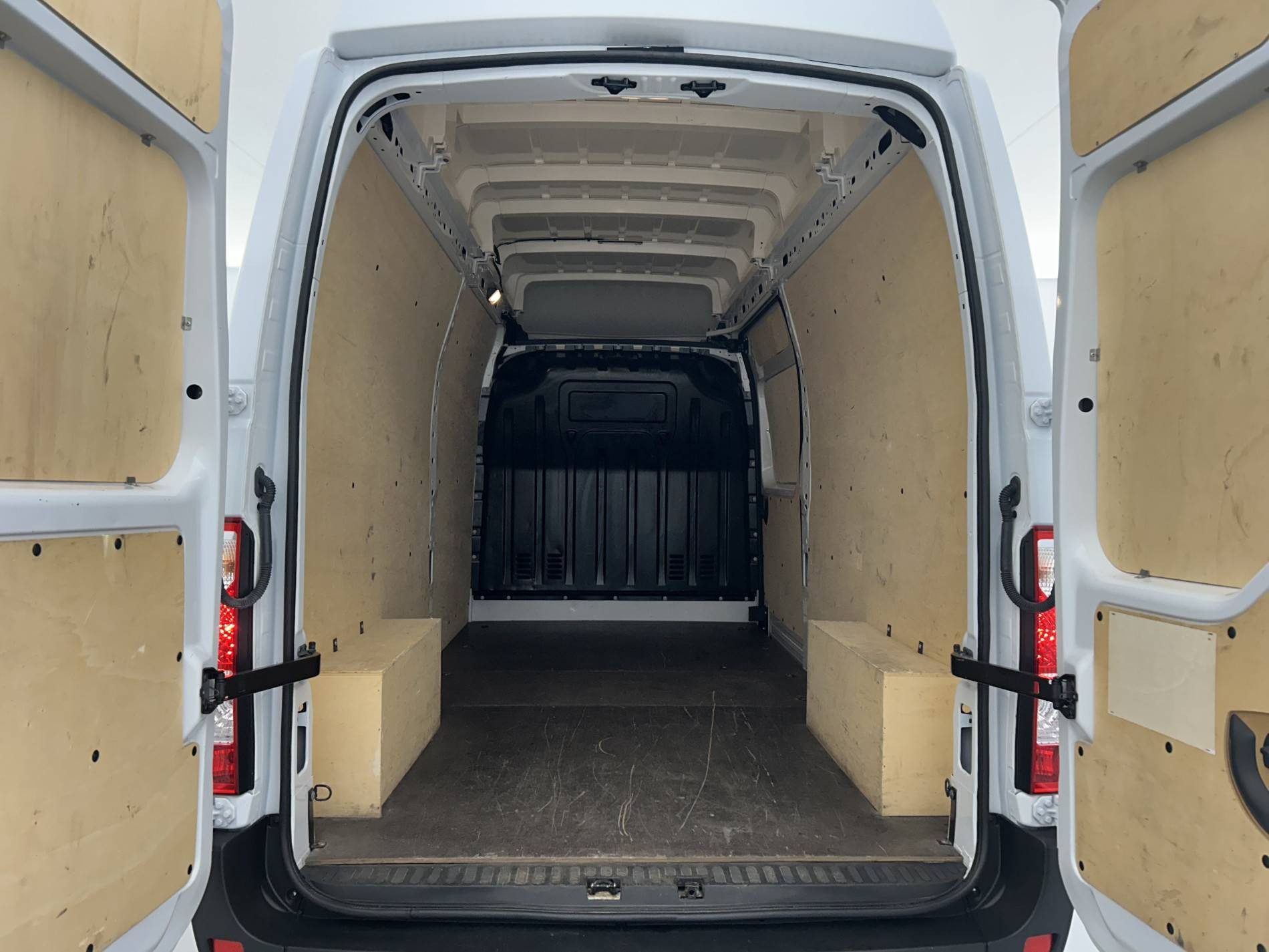 Vente en ligne Renault Master Fourgon MASTER FGN TRAC F3500 L3H3 BLUE DCI 135 au prix de 26 490 €
