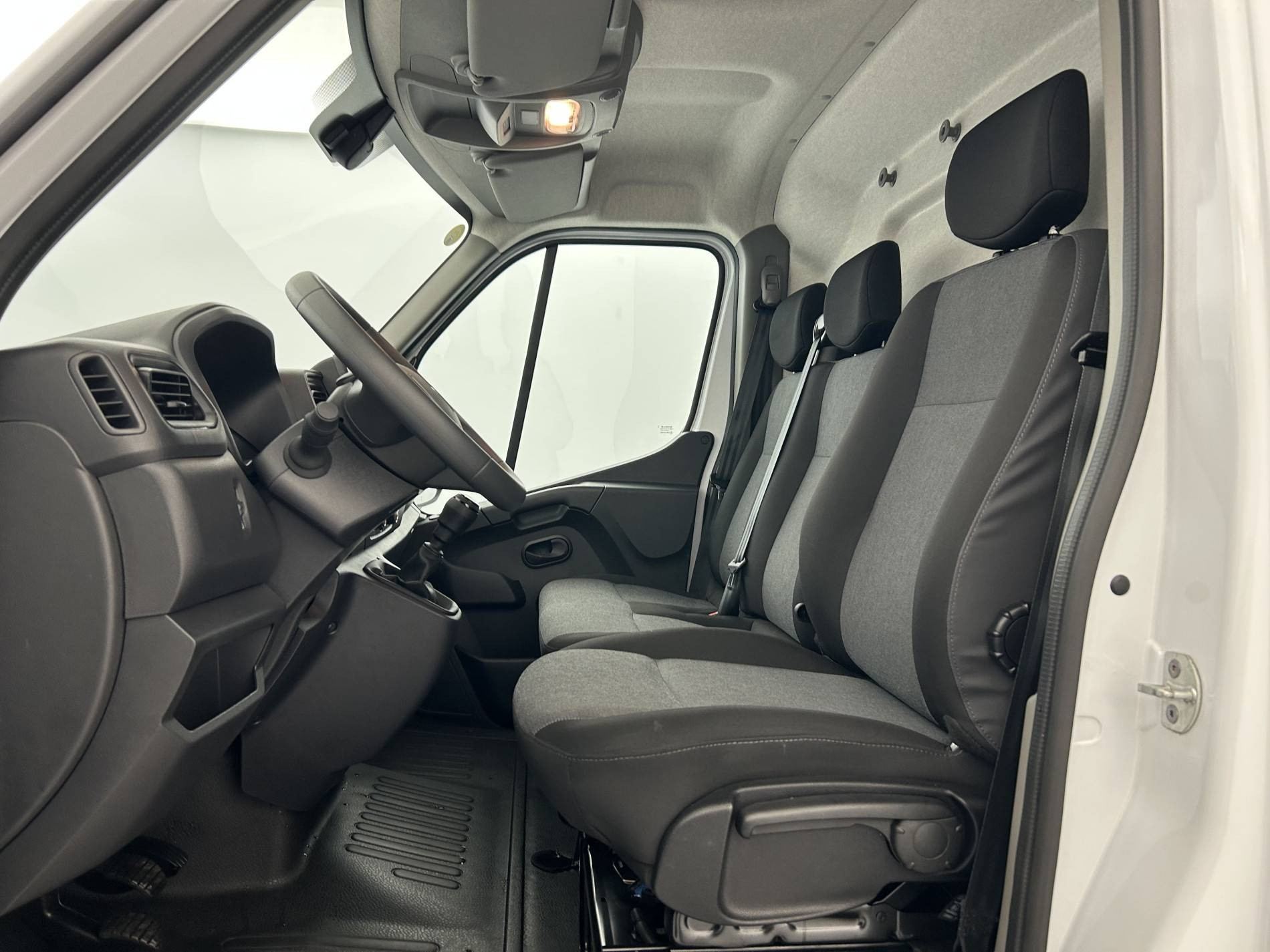 Vente en ligne Renault Master Fourgon MASTER FGN TRAC F3500 L2H2 BLUE DCI 135 au prix de 27 990 €