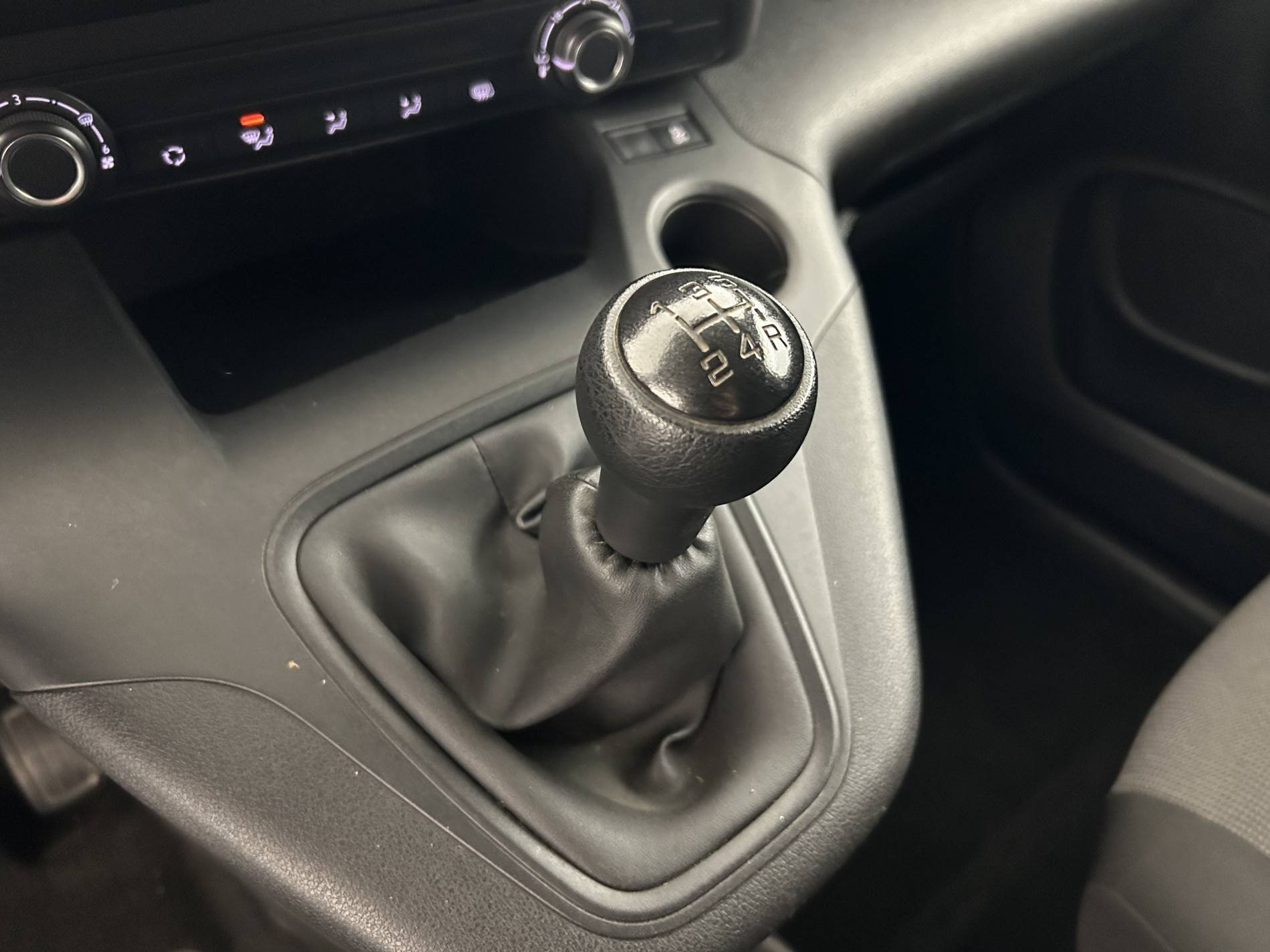 Vente en ligne Peugeot Partner Fourgon  STANDARD 650 KG BLUEHDI 100 S&S BVM5 au prix de 11 990 €