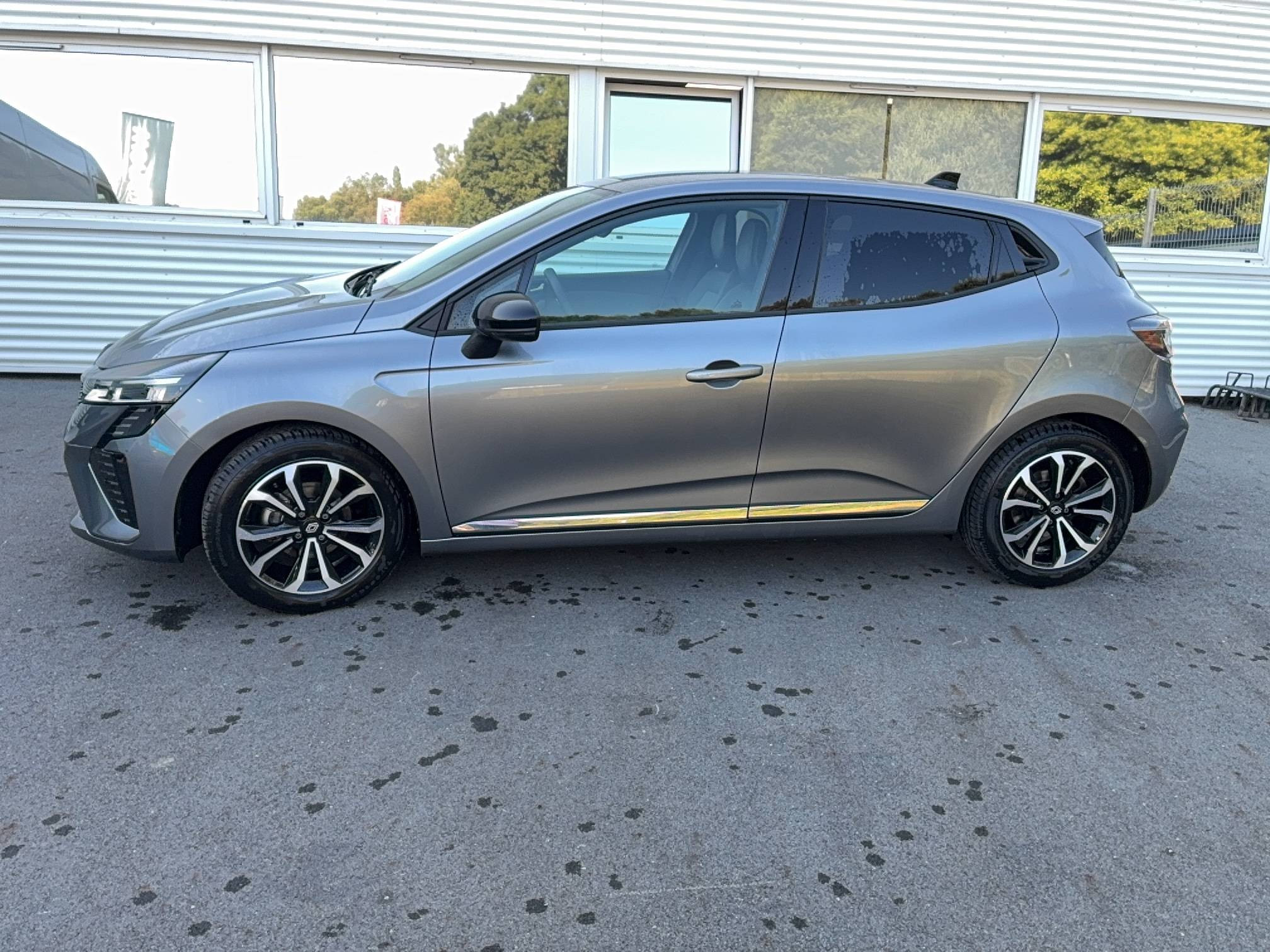 Vente en ligne Renault Clio 5 Clio TCe 90 au prix de 15 990 €