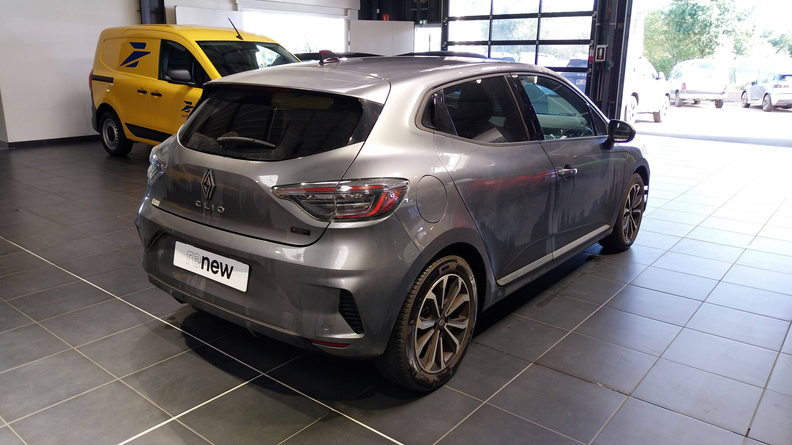 Vente en ligne Renault Clio 5 Clio E-Tech full hybrid 145 au prix de 16 990 €