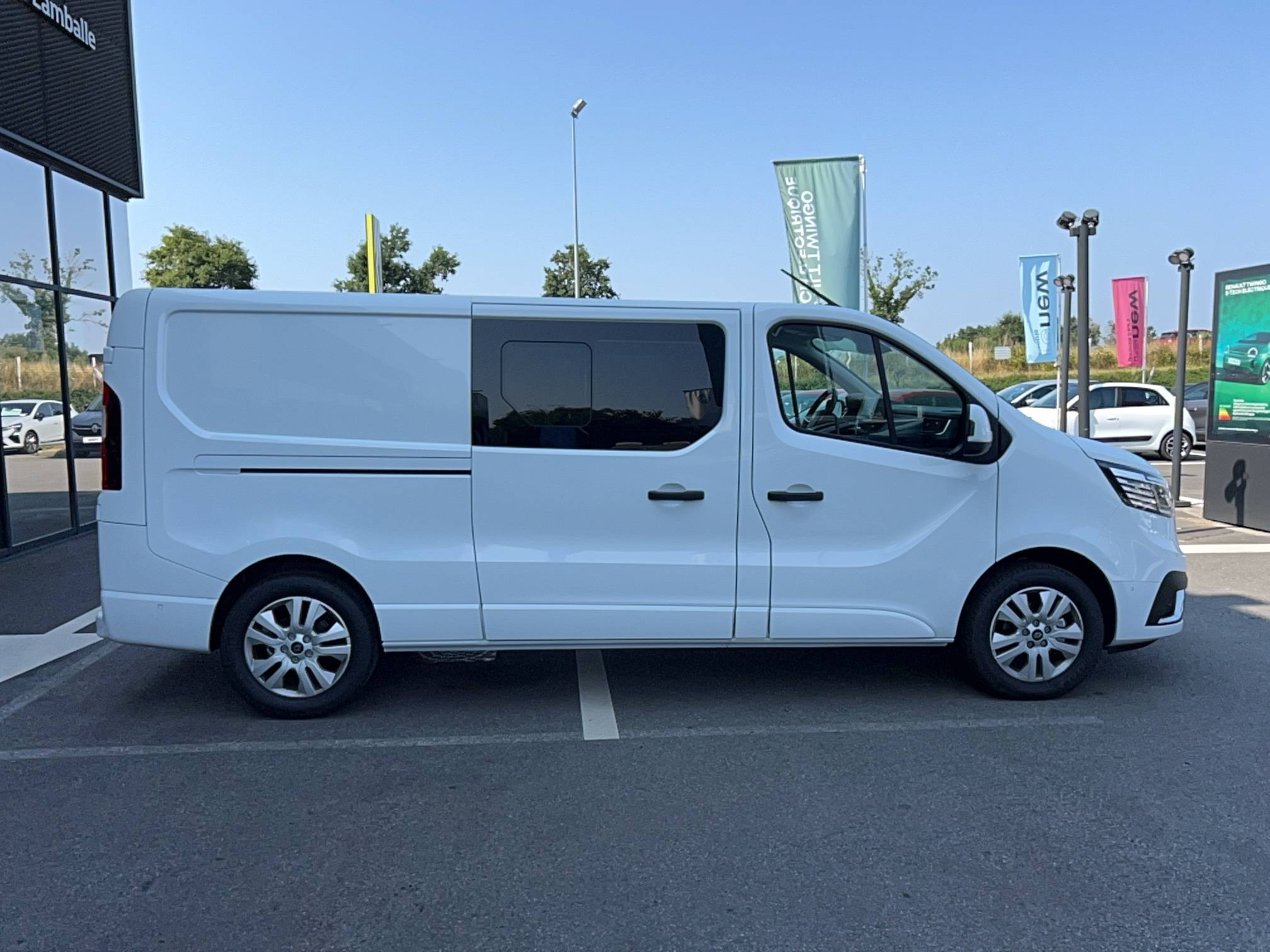 Vente en ligne Renault Trafic Cabine Approfondie TRAFIC CA BLUE DCI 170 L2H1 3T AUTO au prix de 40 990 €