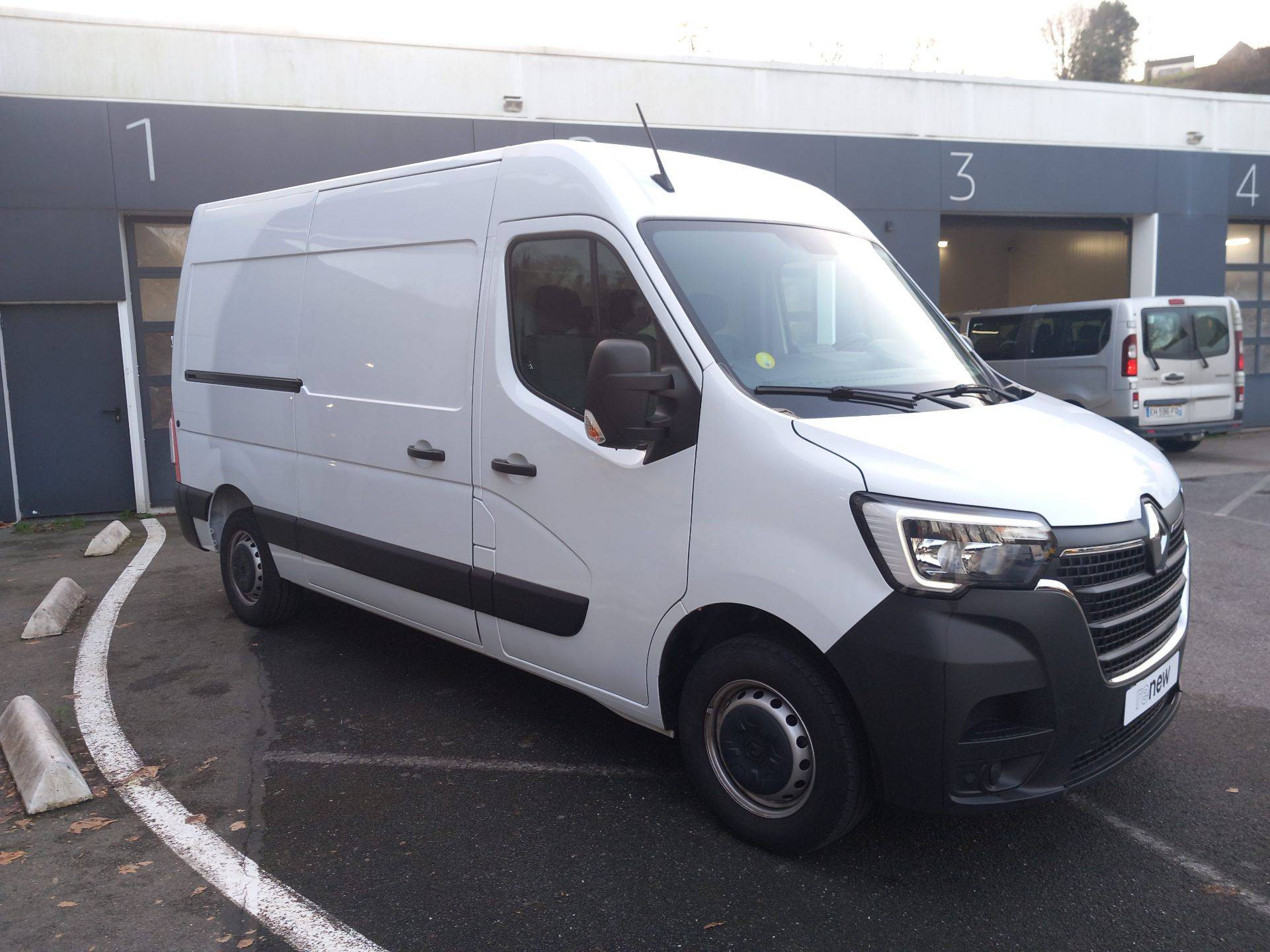 Vente en ligne Renault Master Fourgon MASTER FGN TRAC F3500 L2H2 BLUE DCI 135 au prix de 26 490 €