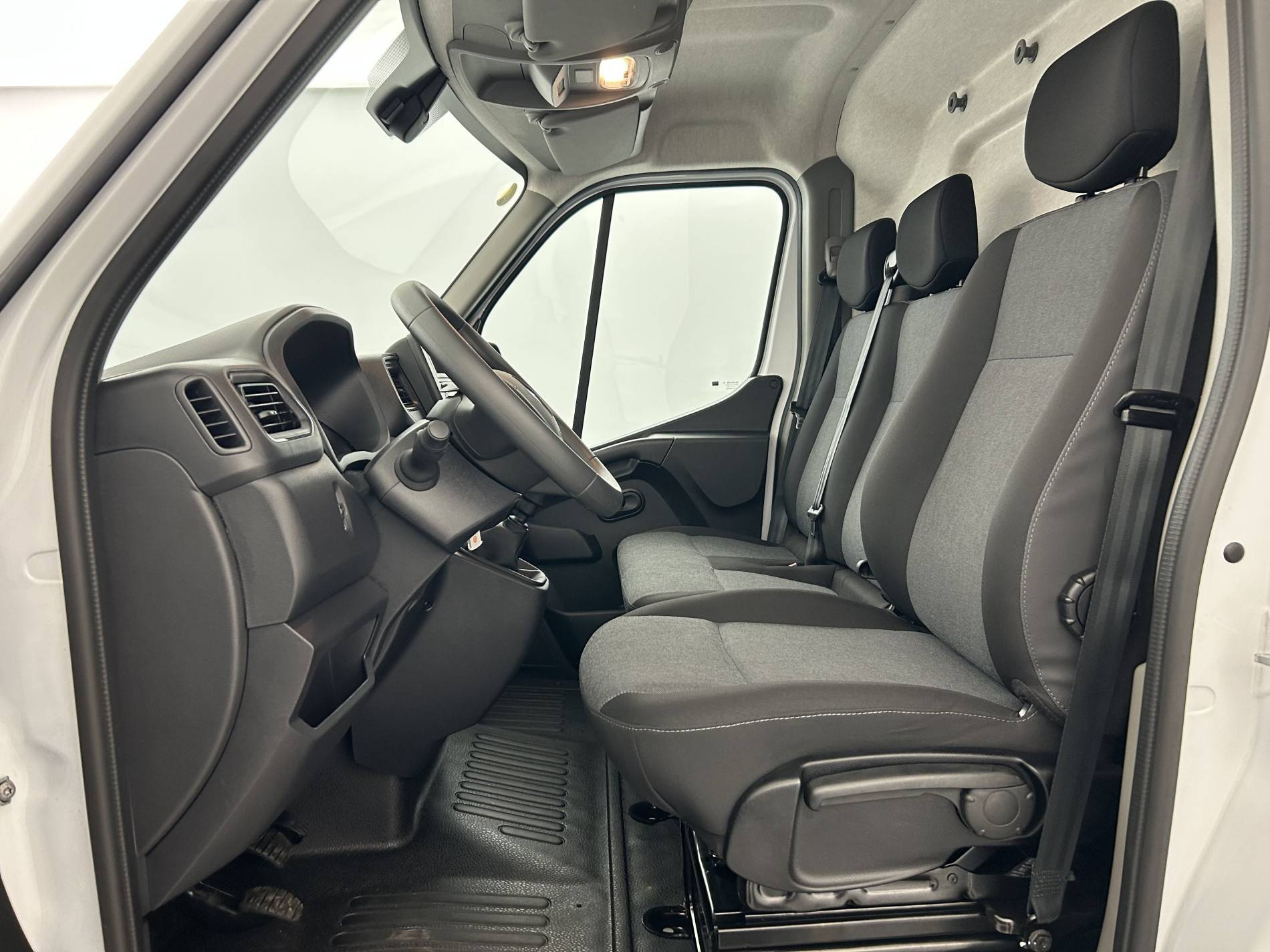 Vente en ligne Renault Master Fourgon MASTER FGN TRAC F3500 L2H2 BLUE DCI 135 au prix de 27 990 €