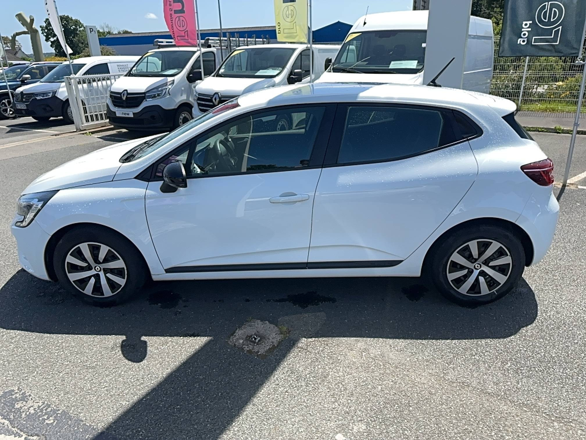 Vente en ligne Renault Clio 5 Clio E-Tech full hybrid 145 au prix de 15 790 €