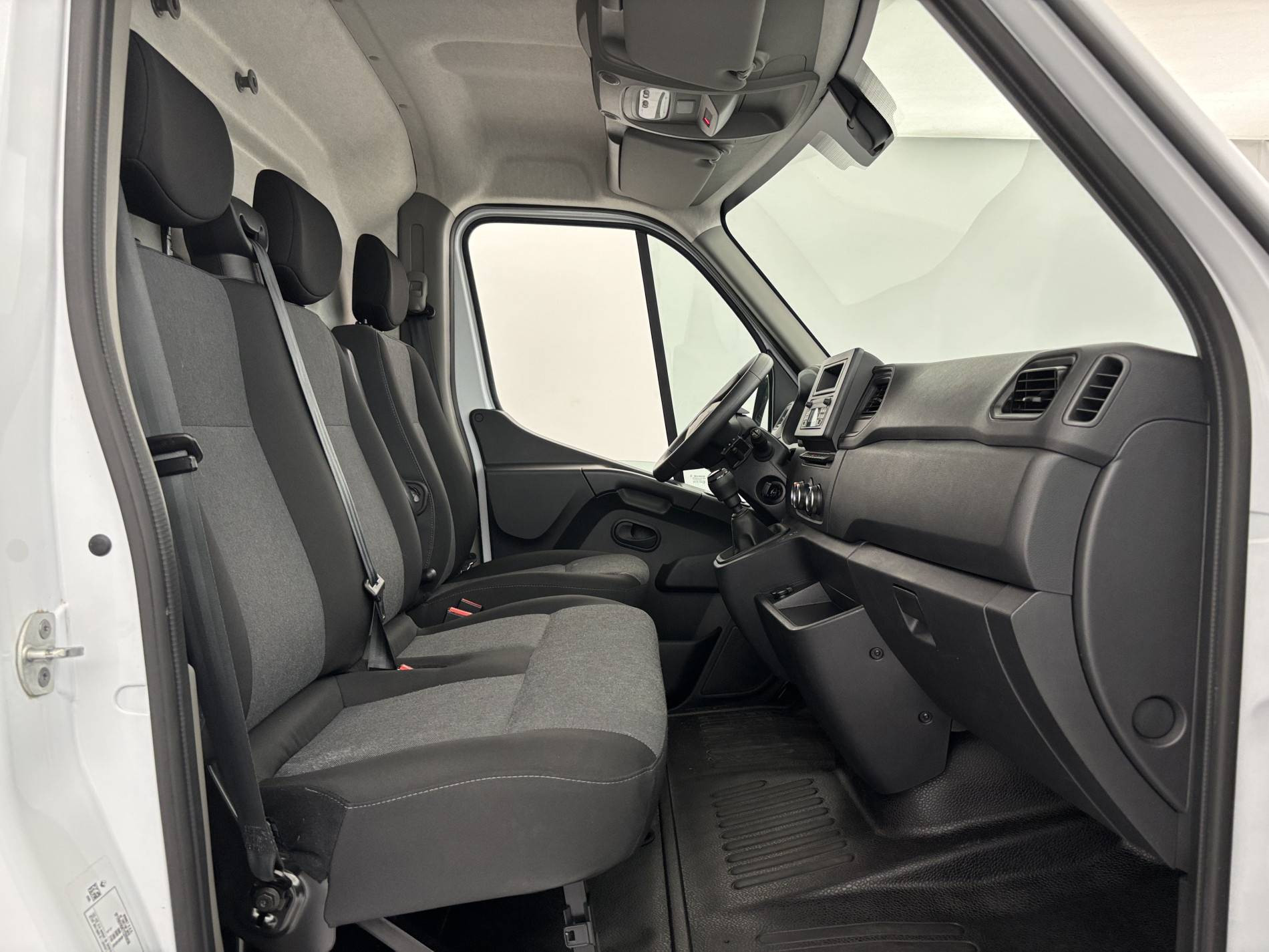 Vente en ligne Renault Master Fourgon MASTER FGN TRAC F3500 L3H3 BLUE DCI 135 au prix de 28 990 €