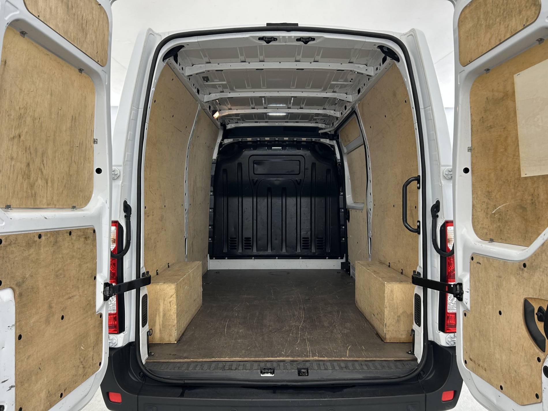 Vente en ligne Renault Master Fourgon MASTER FGN TRAC F3300 L2H2 BLUE DCI 135 au prix de 23 990 €