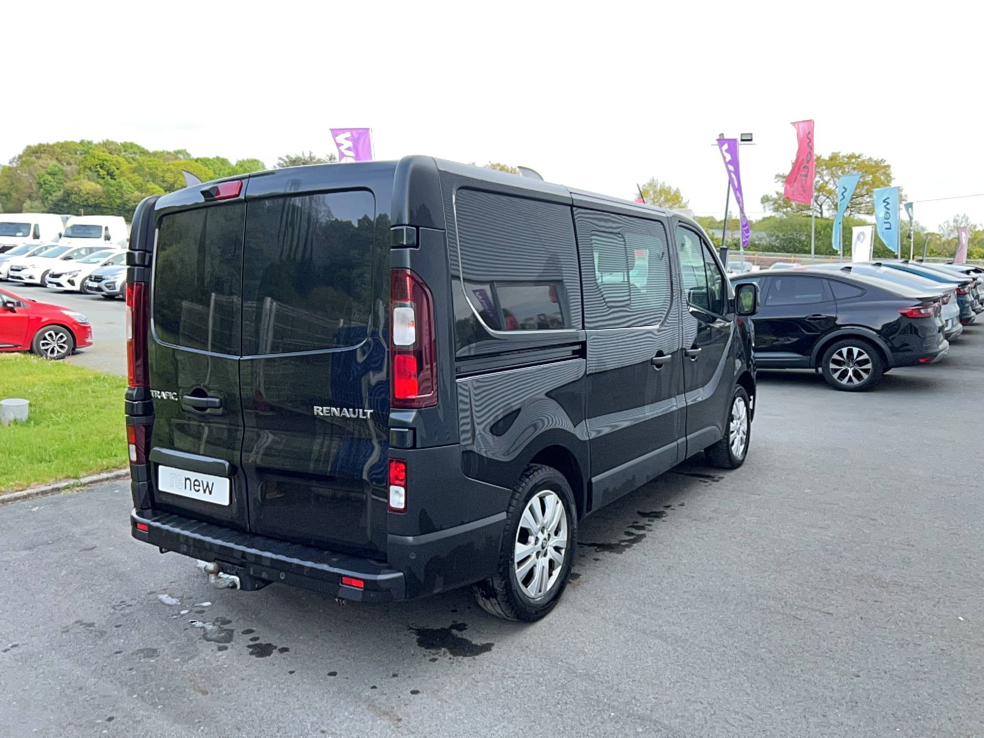 Vente en ligne Renault Trafic Cabine Approfondie TRAFIC CA L1H1 3000 KG BLUE DCI 150 EDC au prix de 23 990 €