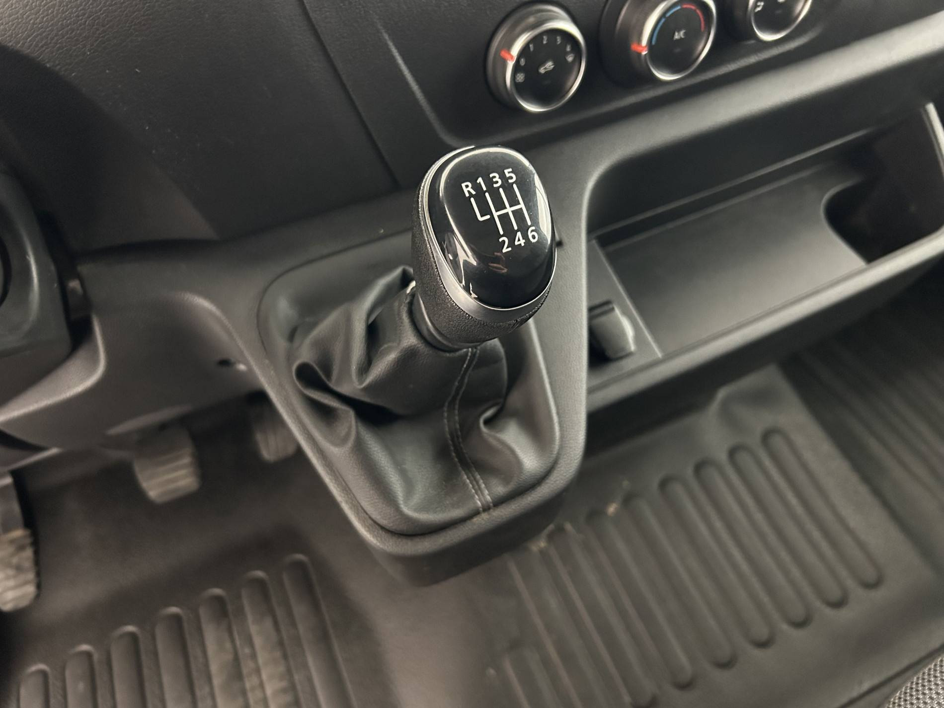 Vente en ligne Renault Master Fourgon MASTER FGN TRAC F3500 L2H2 DCI 135 au prix de 18 990 €