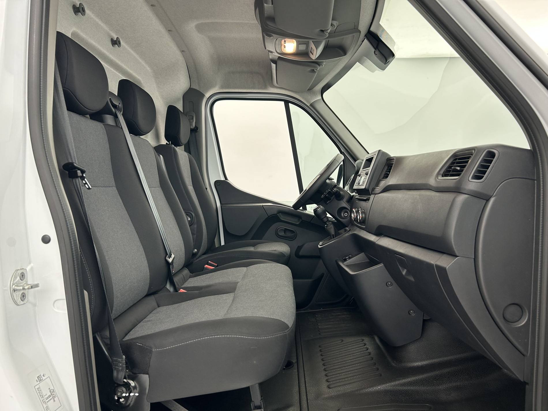 Vente en ligne Renault Master Fourgon MASTER FGN TRAC F3500 L3H3 BLUE DCI 135 au prix de 28 990 €