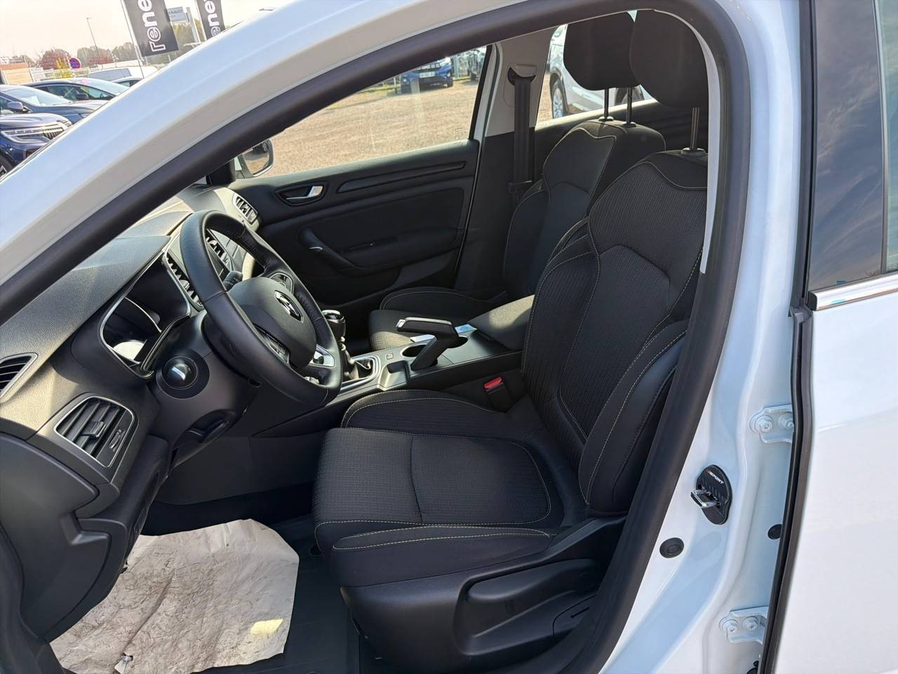 Vente en ligne Renault Megane 4 Mégane IV Berline Blue dCi 95 au prix de 14 990 €