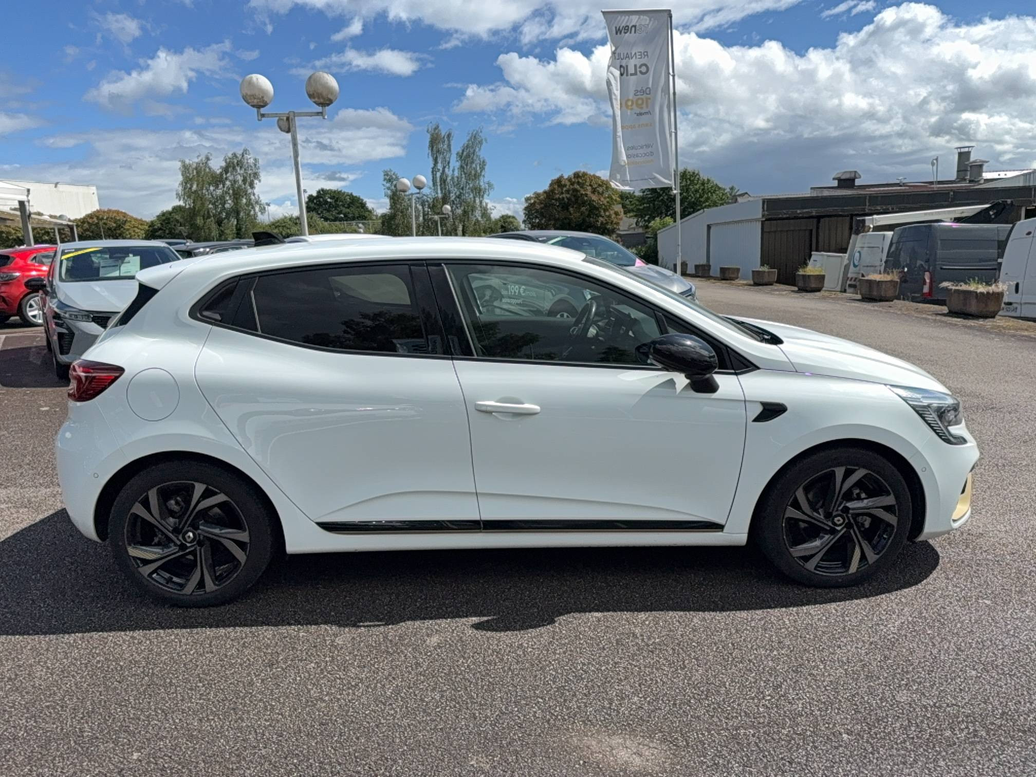 Vente en ligne Renault Clio 5 Clio E-Tech full hybrid 145 au prix de 18 990 €