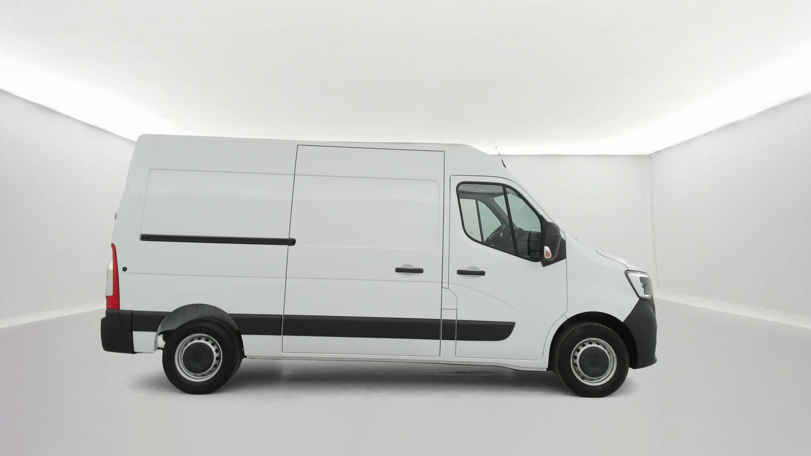 Vente en ligne Renault Master Fourgon MASTER FGN TRAC F3500 L2H2 BLUE DCI 135 au prix de 25 990 €