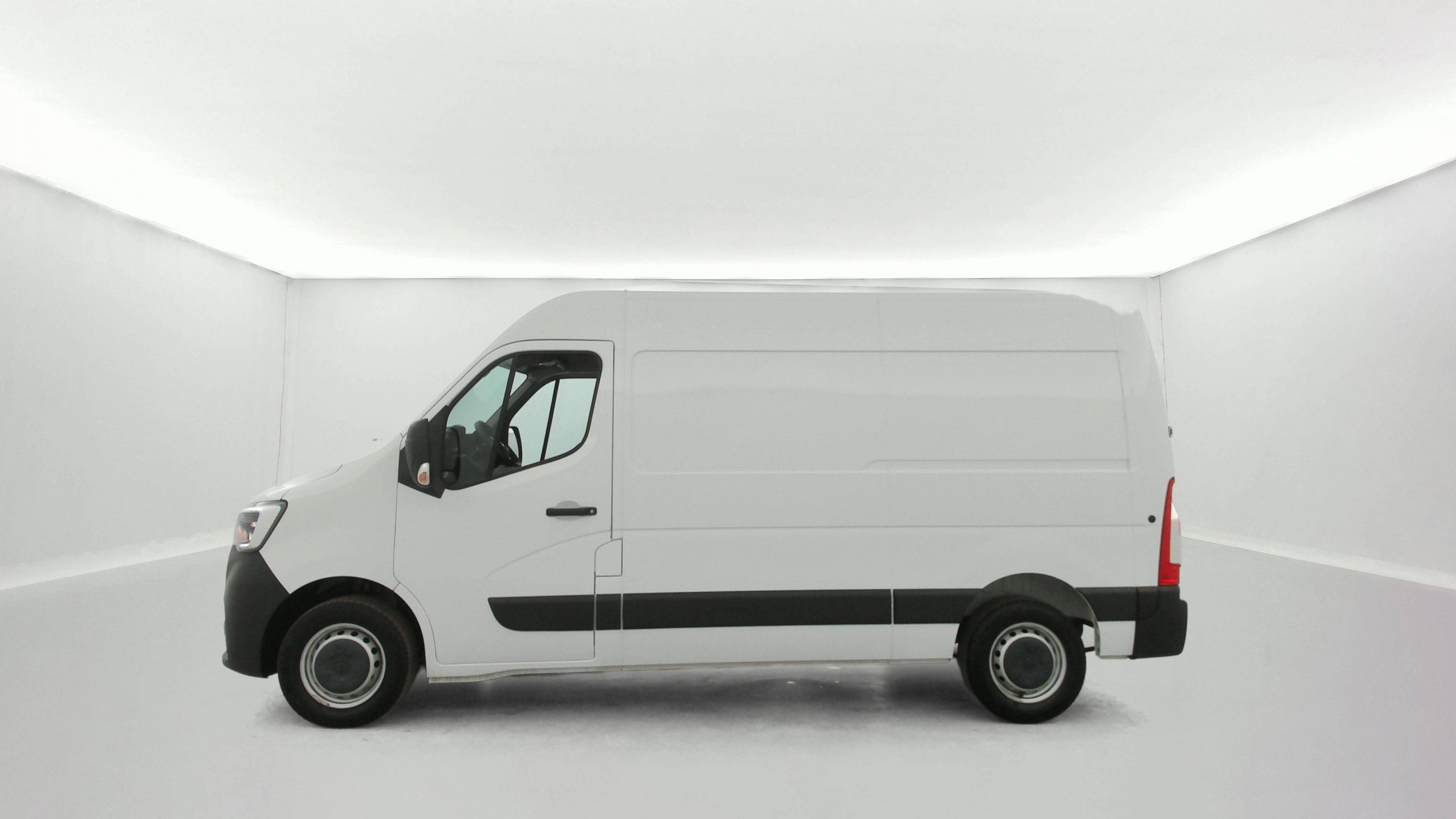 Vente en ligne Renault Master Fourgon MASTER FGN TRAC F3500 L2H2 BLUE DCI 135 au prix de 25 490 €