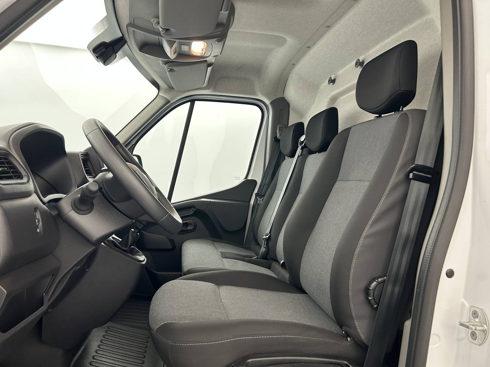 Vente en ligne Renault Master Fourgon MASTER FGN TRAC F3500 L3H3 BLUE DCI 135 au prix de 26 490 €