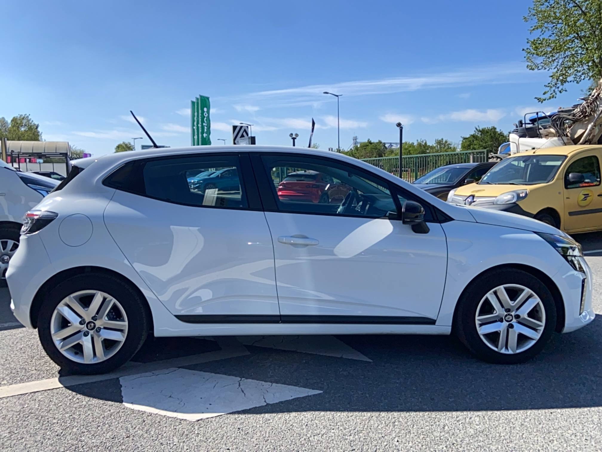 Vente en ligne Renault Clio 5 Clio Eco-G 100 ch GSR2 au prix de 16 290 €