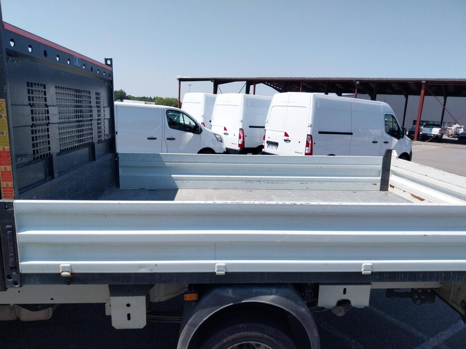 Vente en ligne Renault Master Benne MASTER BENNE PROP RJ3500 L3 COFFRE BLUE DCI 145 EURO VI au prix de 31 300 €