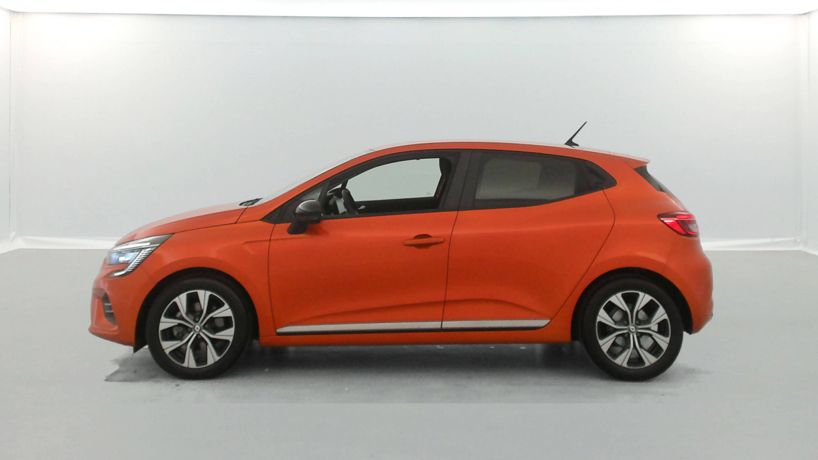Vente en ligne Renault Clio 5 Clio E-Tech full hybrid 145 au prix de 17 390 €