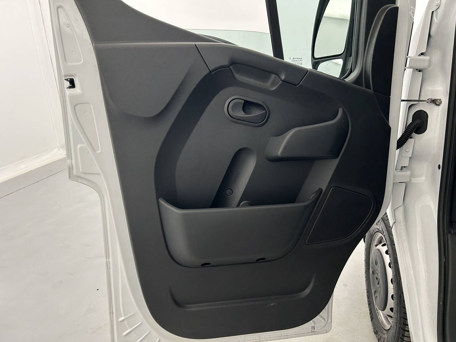 Vente en ligne Renault Master Fourgon MASTER FGN TRAC F3500 L3H3 BLUE DCI 135 au prix de 27 890 €