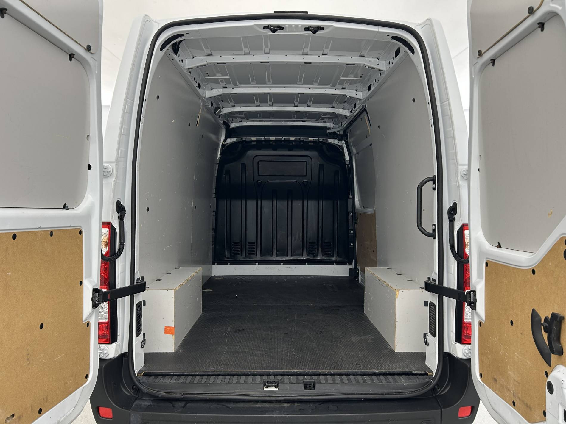 Vente en ligne Renault Master Fourgon MASTER FGN TRAC F3500 L2H2 BLUE DCI 150 au prix de 27 490 €