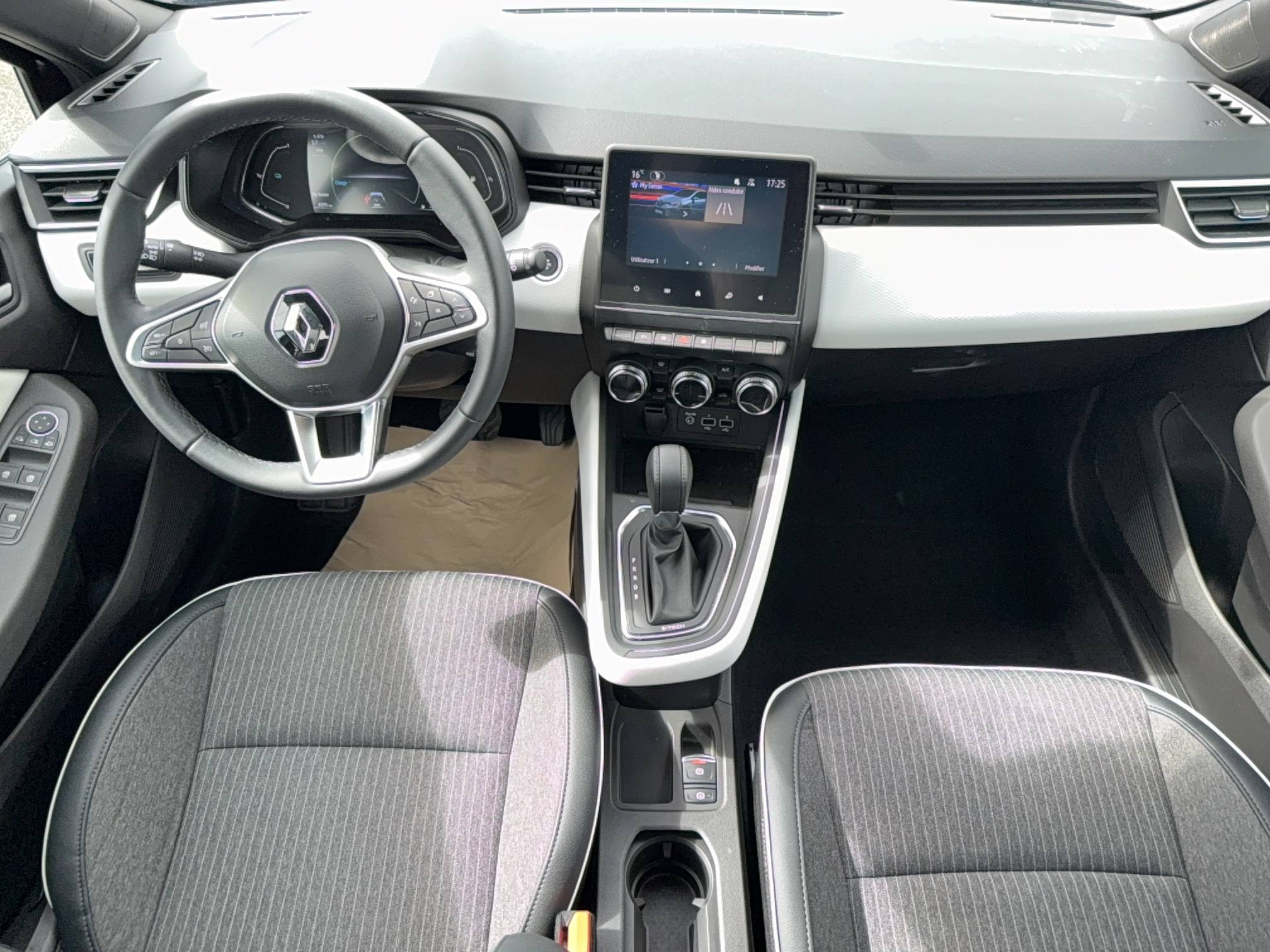 Vente en ligne Renault Clio 5 Clio E-Tech 140 - 21N au prix de 18 900 €