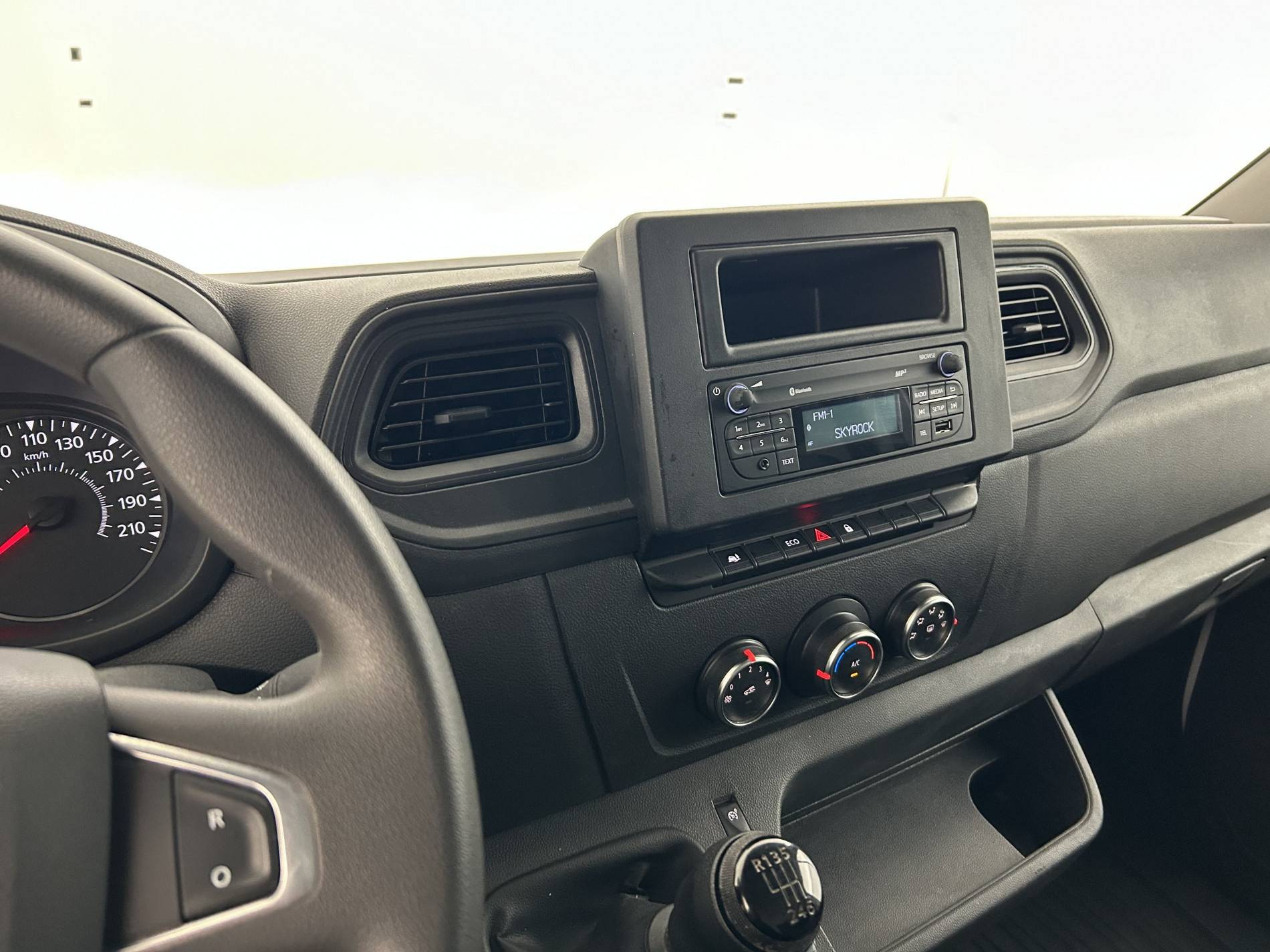 Vente en ligne Renault Master Fourgon MASTER FGN TRAC F3500 L2H2 BLUE DCI 135 au prix de 24 990 €